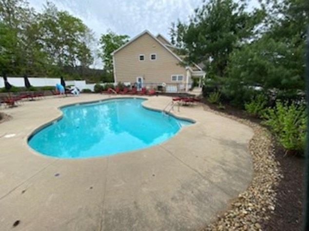 4 Cielo Dr, Dover NH 03820-5608 exterior