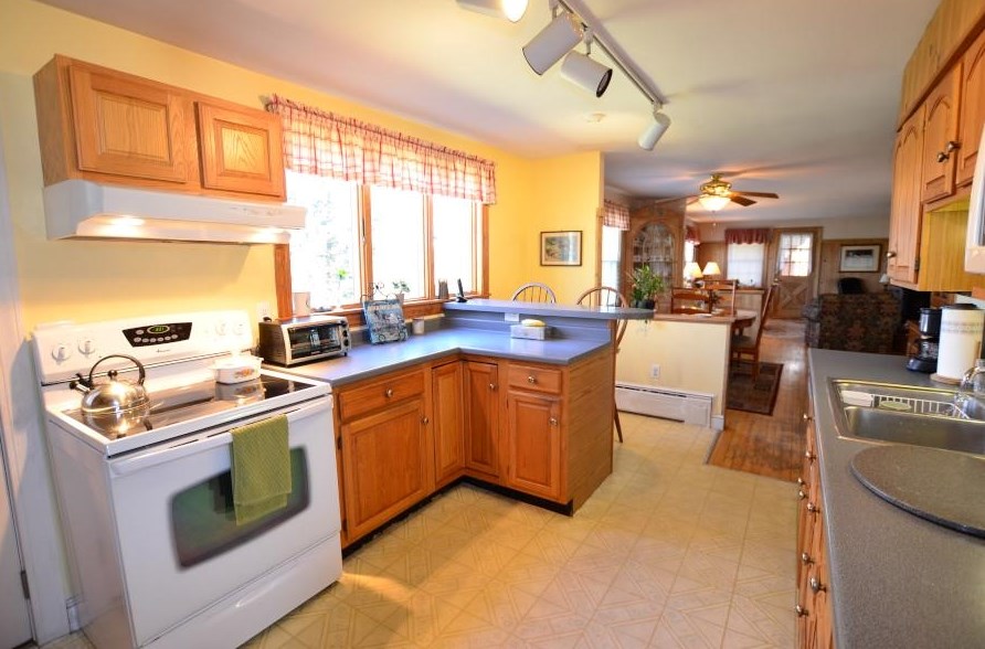 16 Greenlay St, Nashua, NH 03063