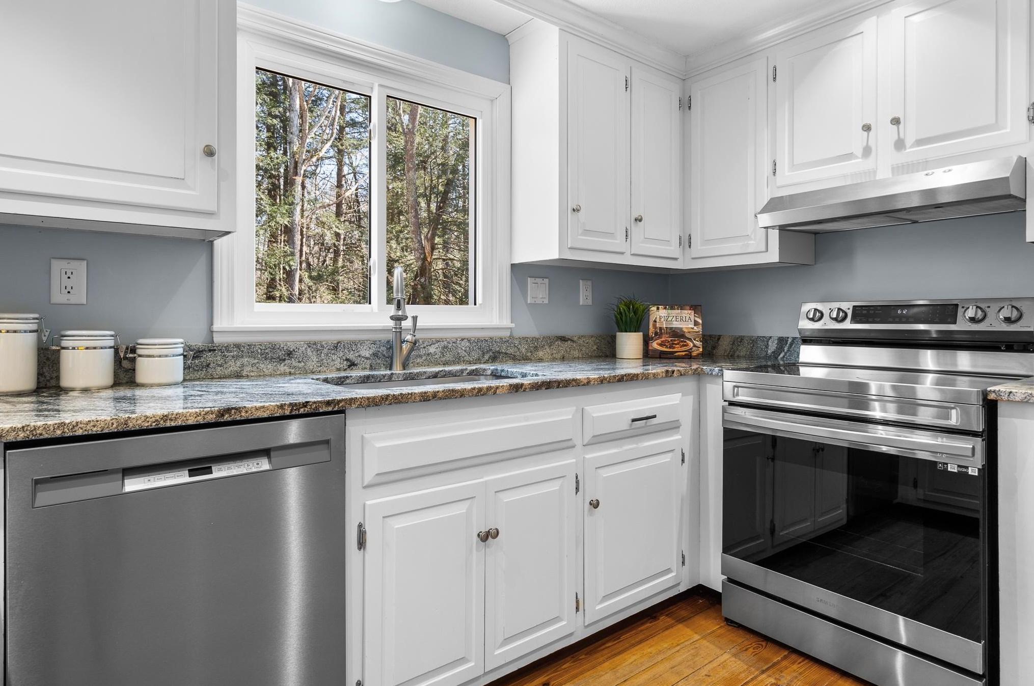 46 Hills Dr, Manchester NH  03110-4920 exterior