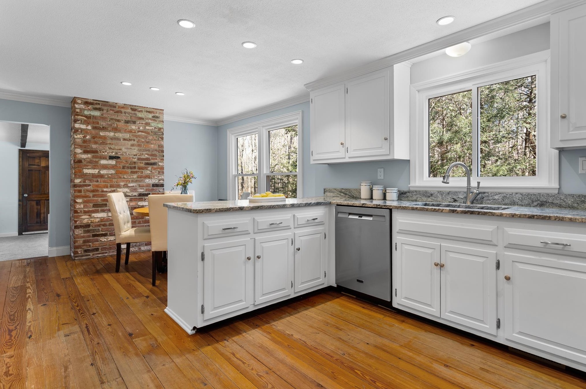 46 Hills Dr, Manchester NH  03110-4920 exterior