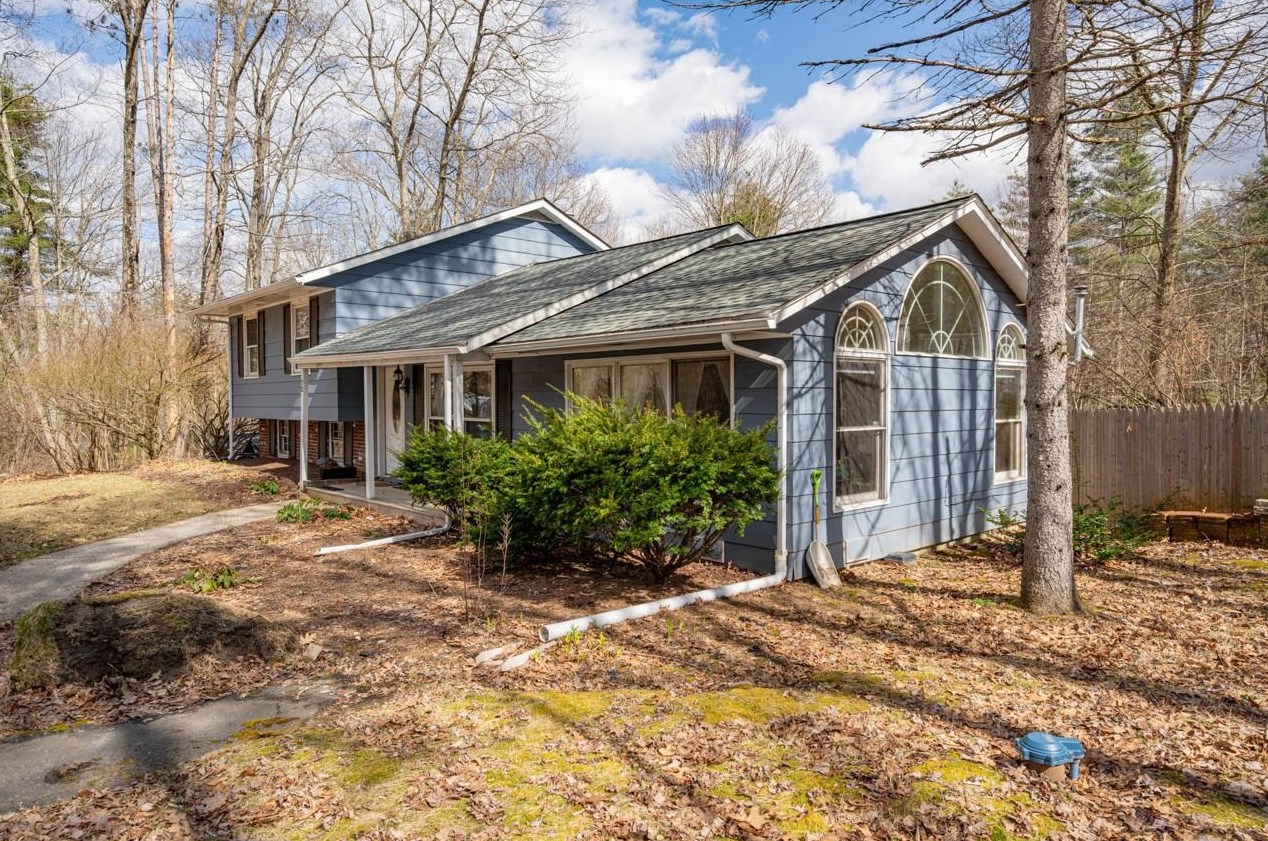 75 Hall Rd, Londonderry, NH 03053