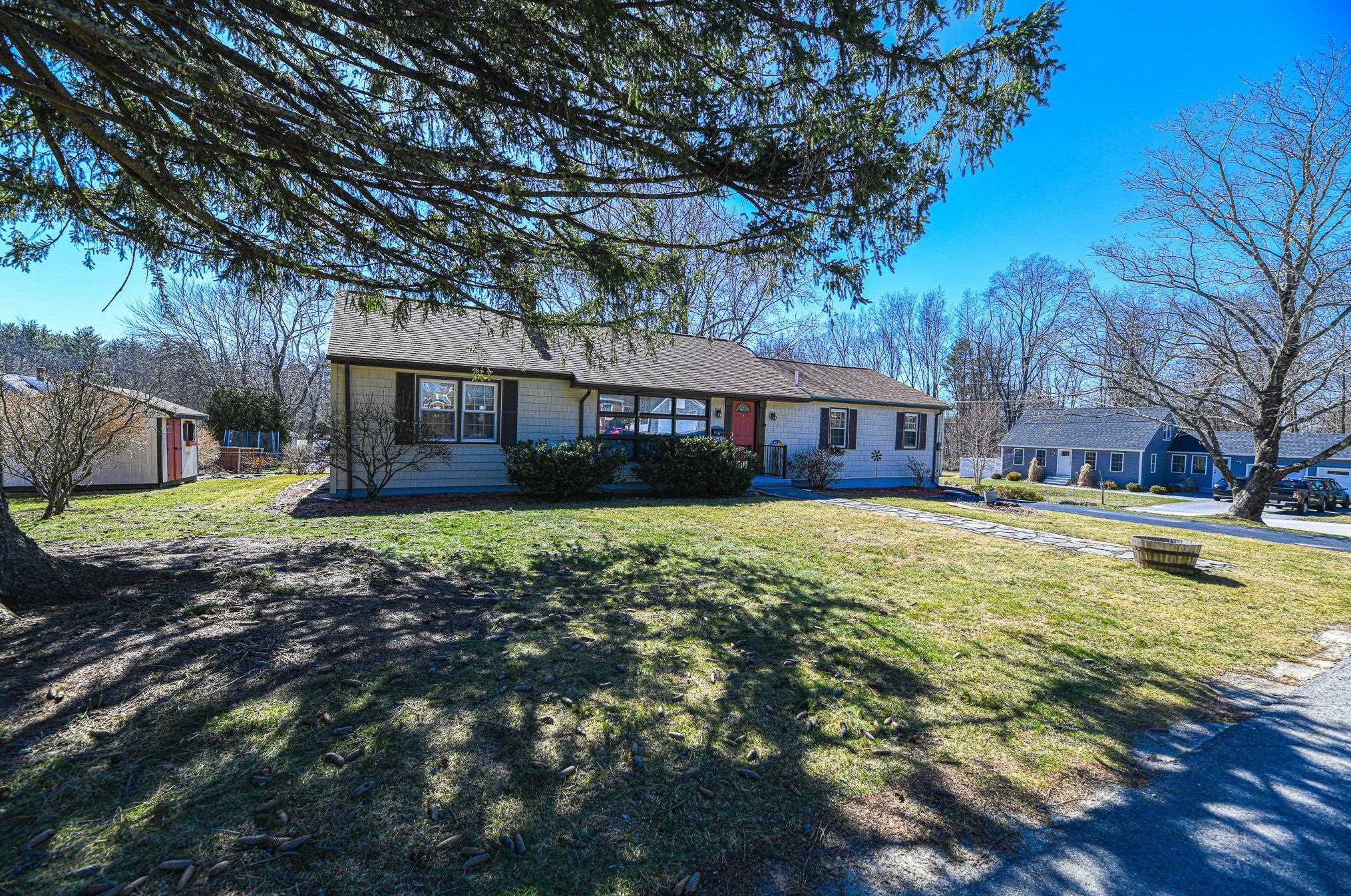 4 Blossom Ln, Kensington, NH 03833-3104