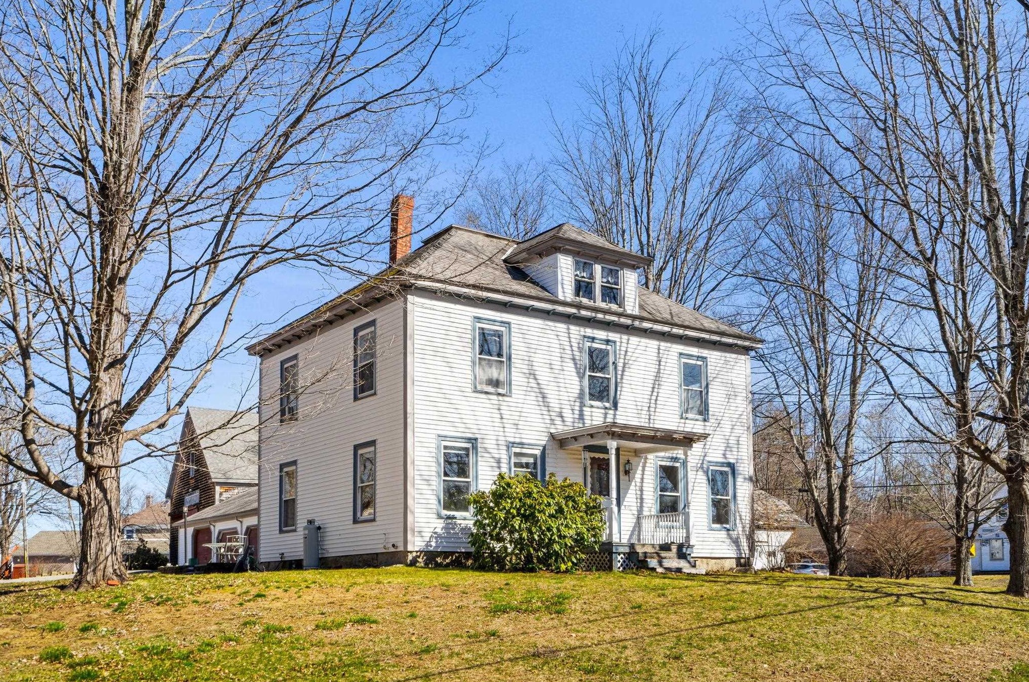 38 Main St, Newton, NH 03858 exterior