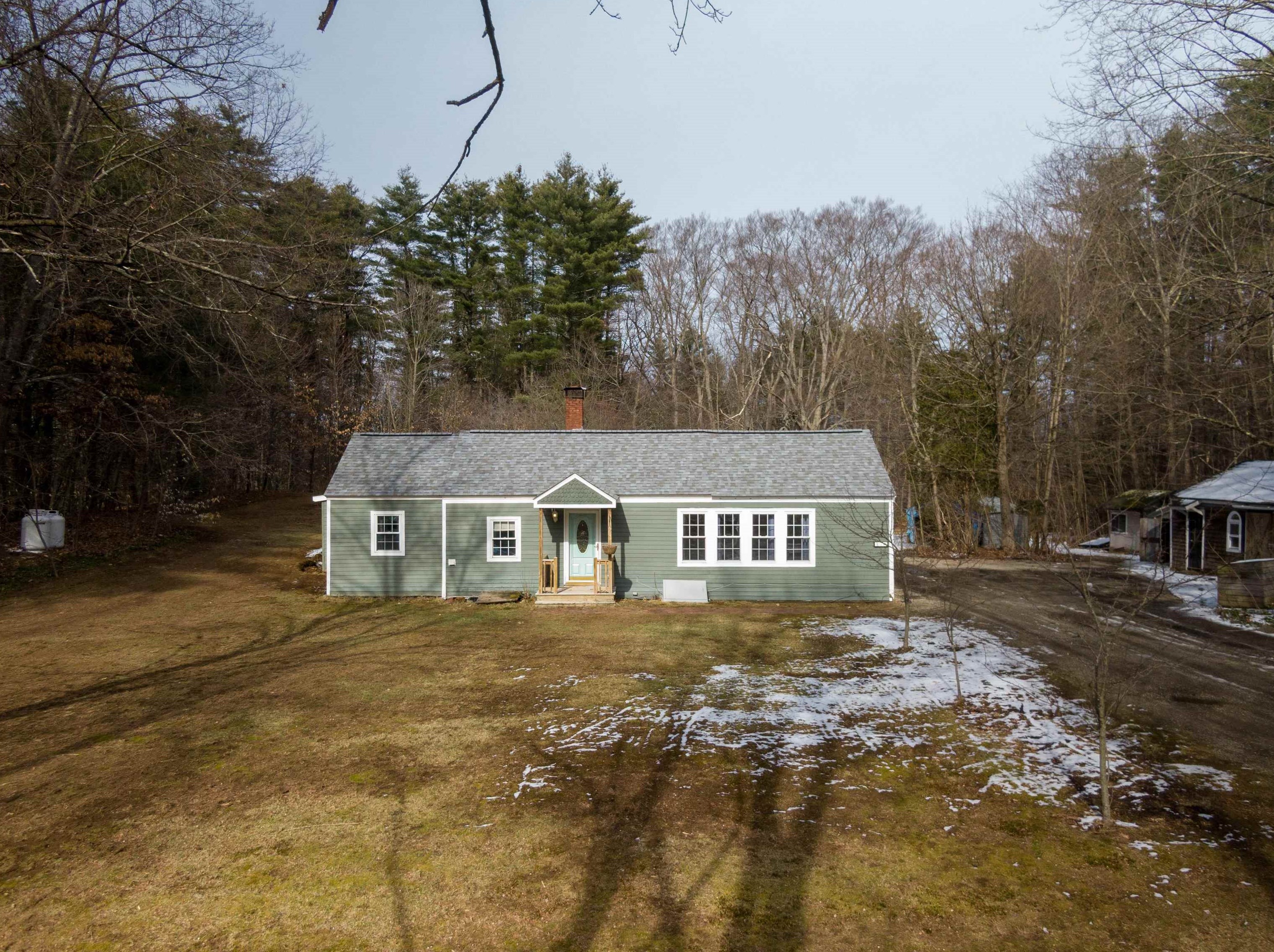 17 New Boston Rd, Newton, NH 03858