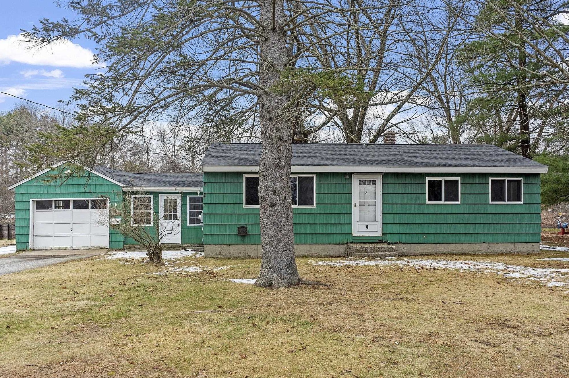 8 Archery Ln, Nashua, NH 03060