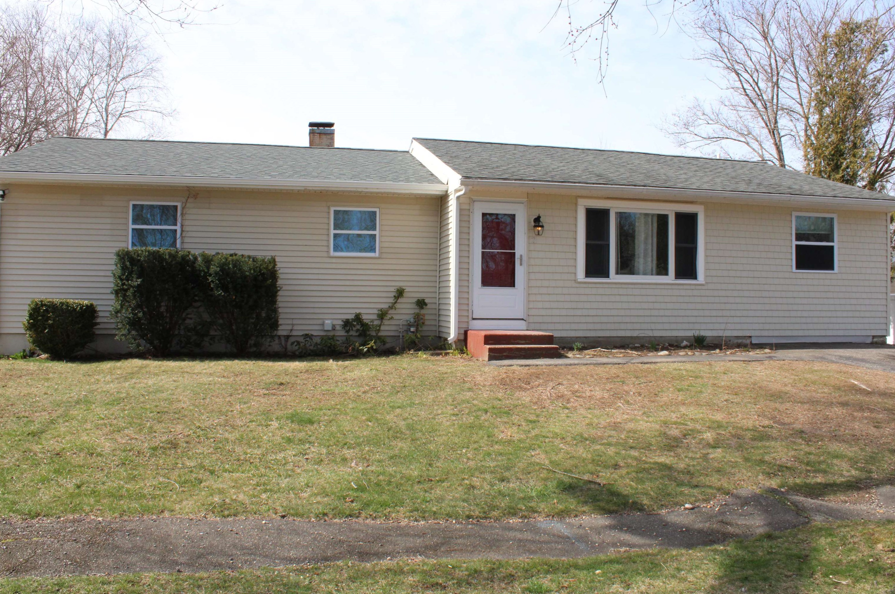 2 Mariette Dr, Portsmouth, NH 03801 exterior