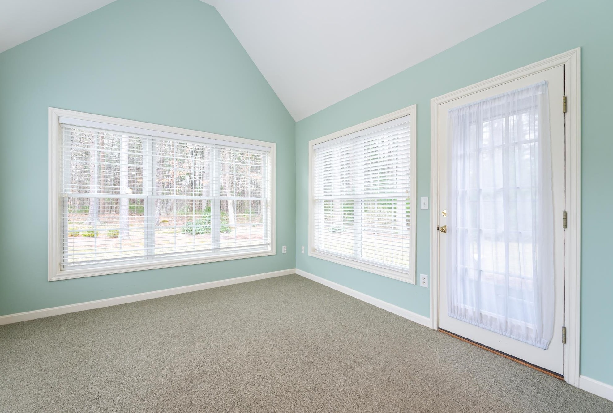 33 Fernwood Dr #33, Hudson, NH 03052