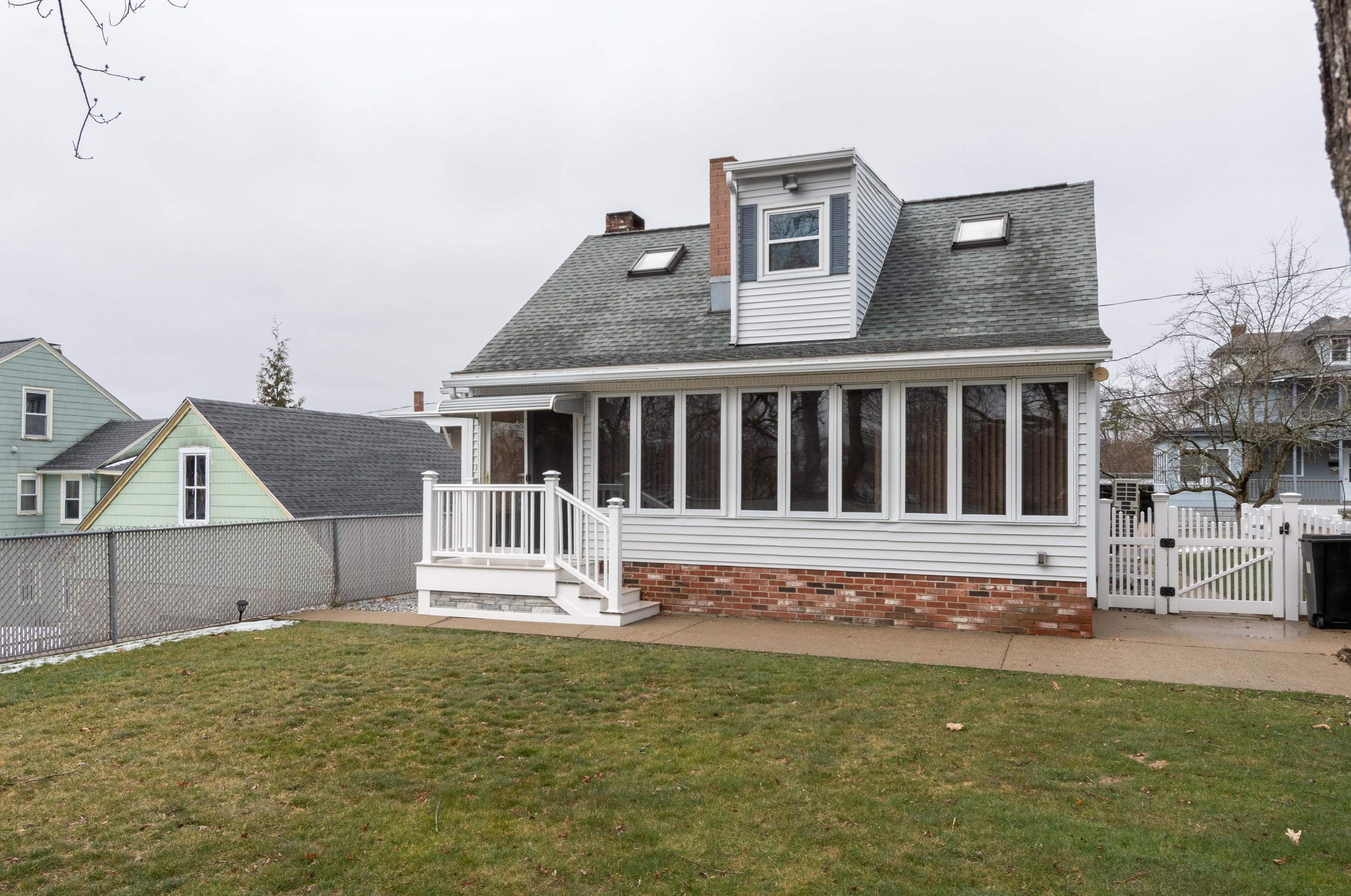 176 Cumberland St, Manchester, NH 03102-3422