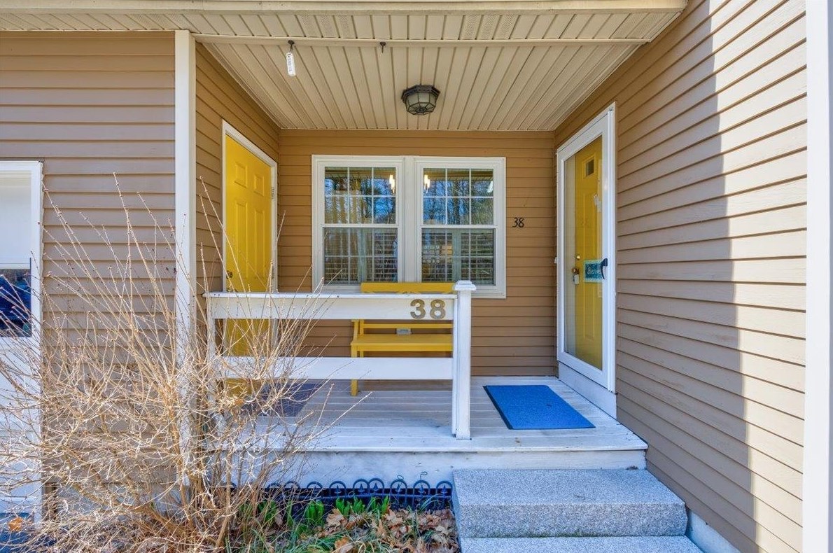 38 Swaan Dr, Lee NH  03861-6636 exterior