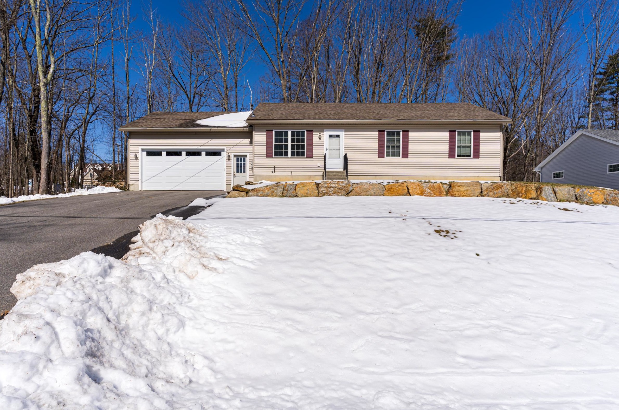 8 Yvonne St, Rochester, NH 03867