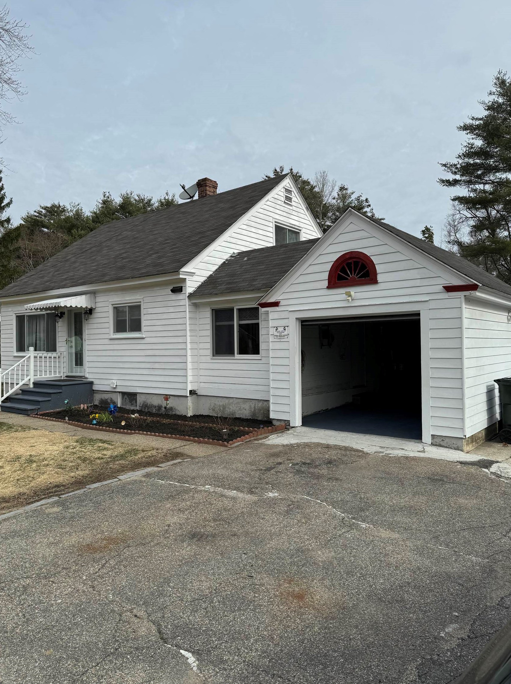 265 Dunbarton Rd, Manchester NH  03102-2596 exterior