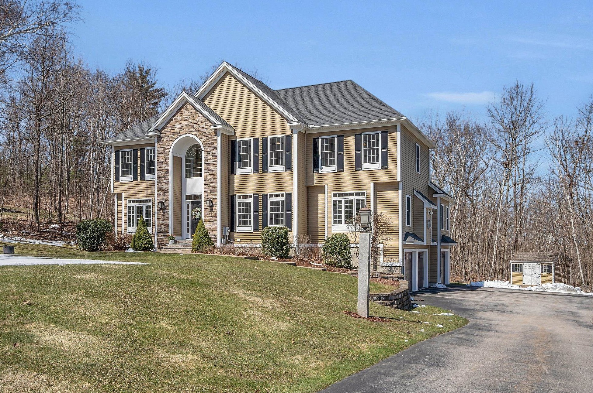 53 London Bridge Rd, Windham, NH 03087
