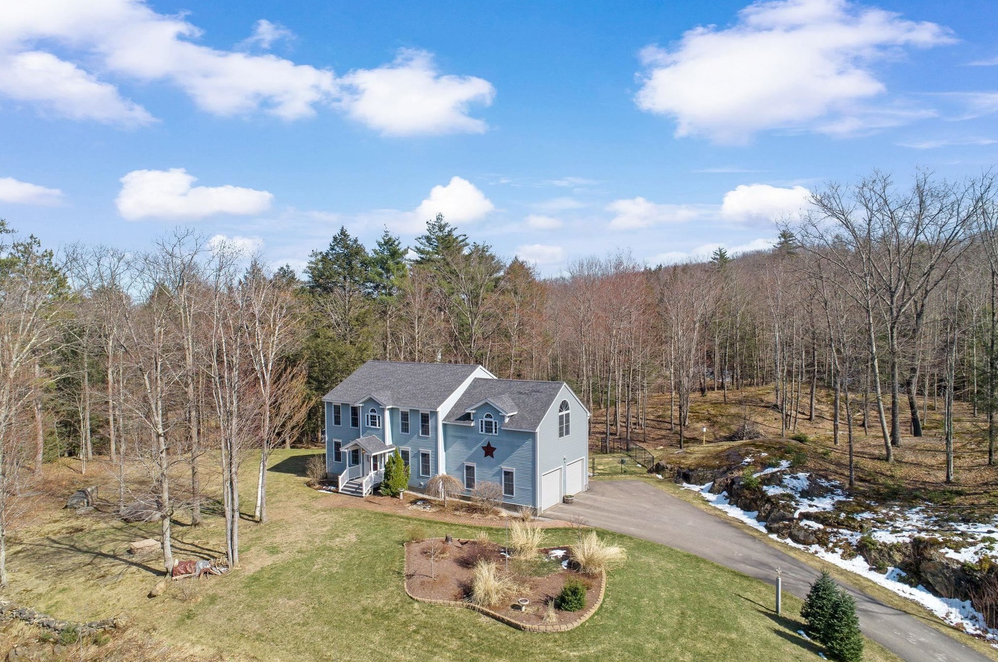 81 Meadow Dr, Weare, NH 03281-4208