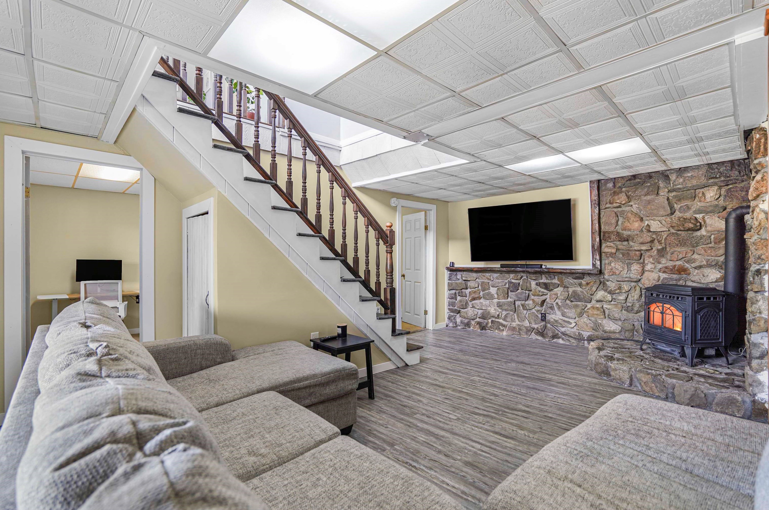 10 Lewis Dr, Deerfield NH  03037-1132 exterior