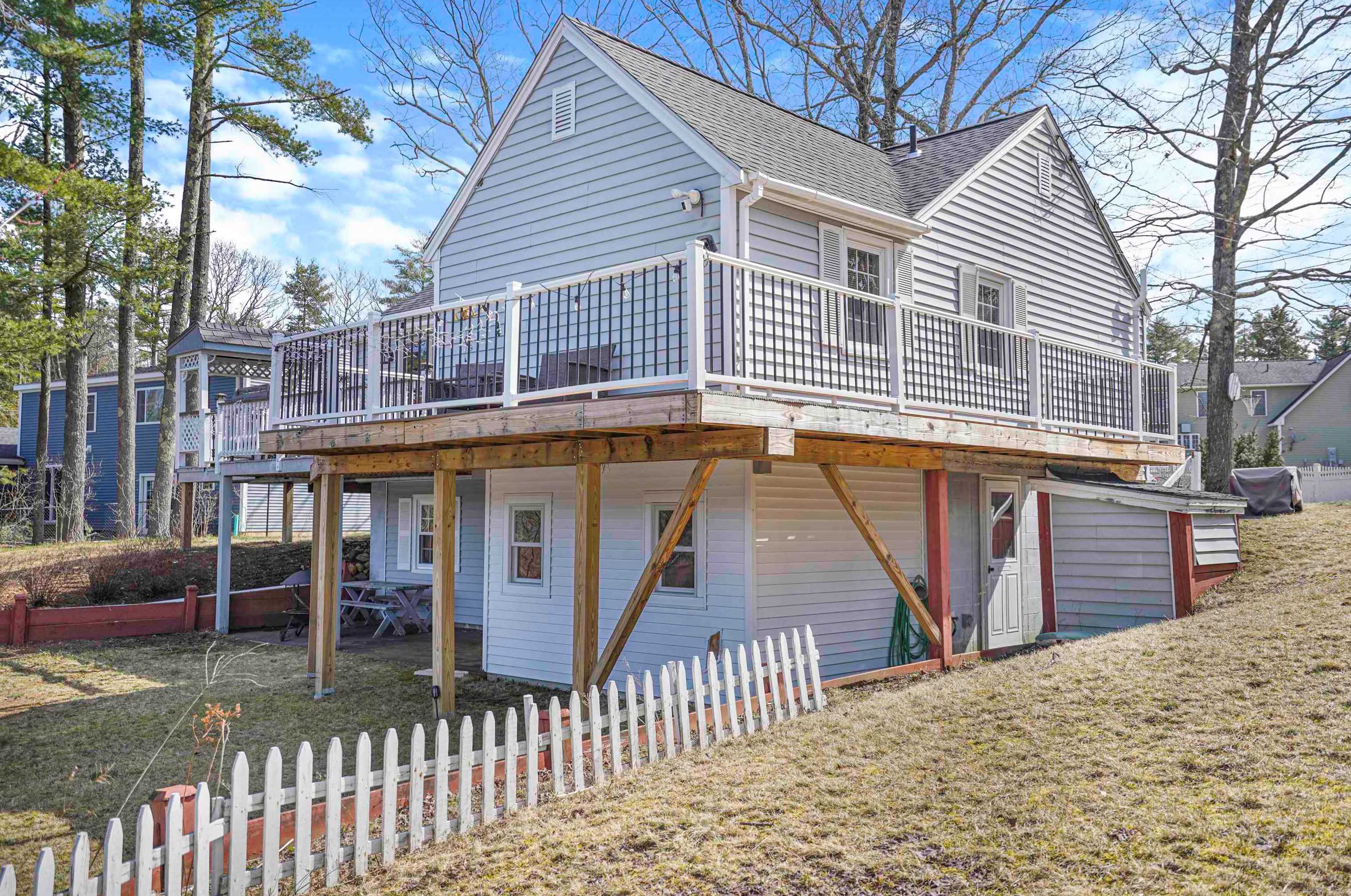 10 Lewis Dr, Deerfield NH  03037-1132 exterior