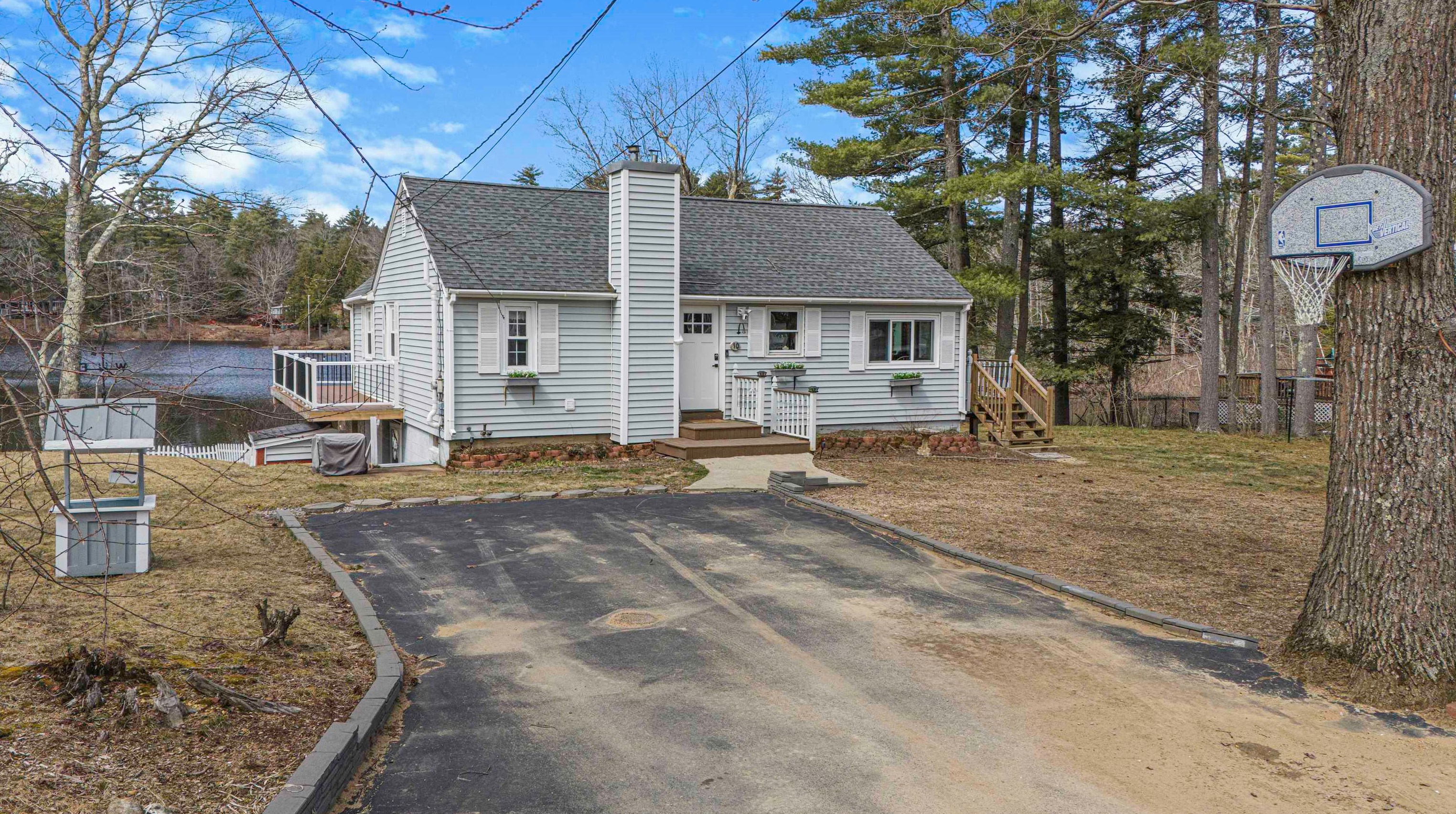 10 Lewis Dr, Deerfield NH  03037-1132 exterior