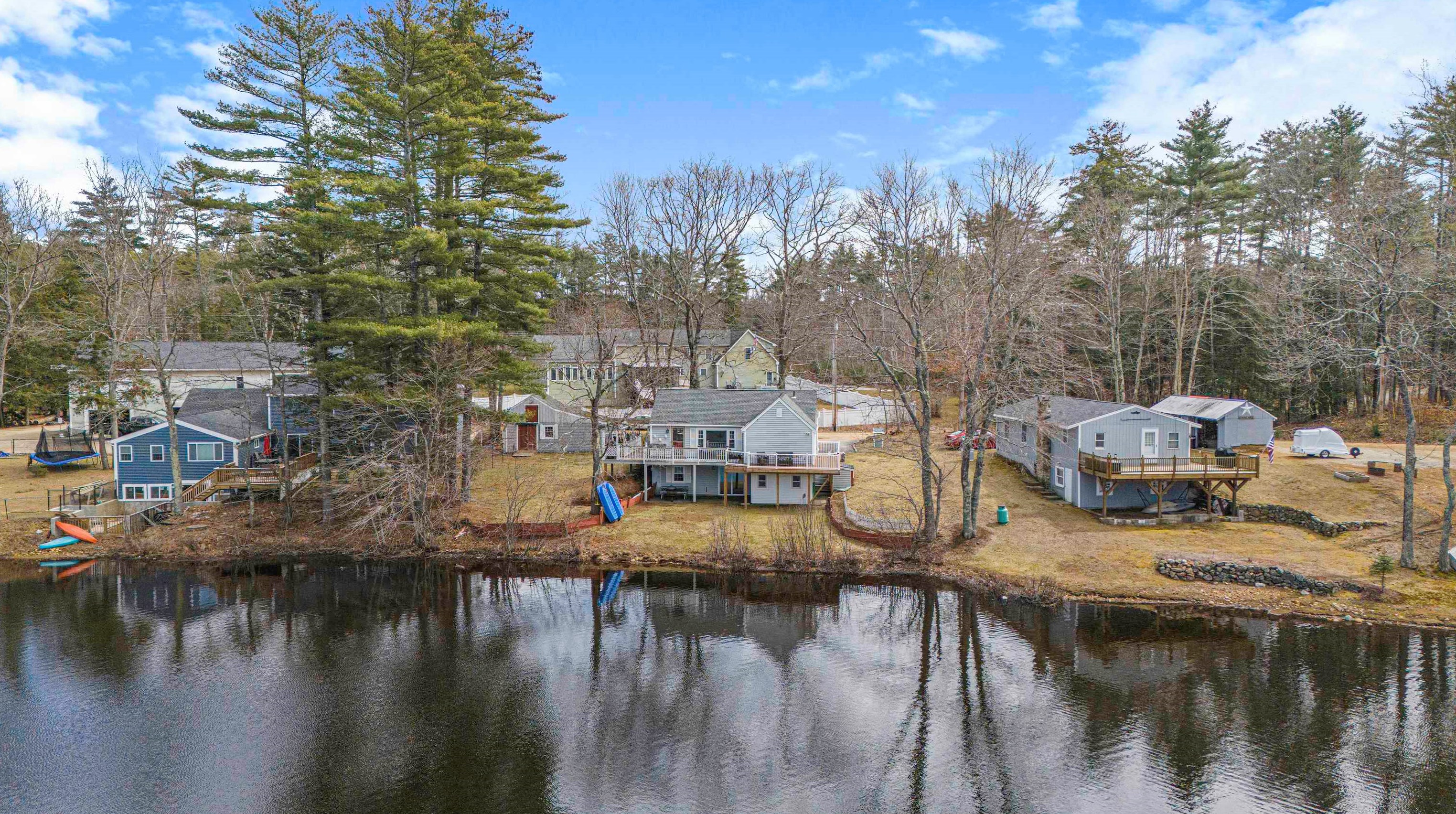 10 Lewis Dr, Deerfield NH  03037-1132 exterior