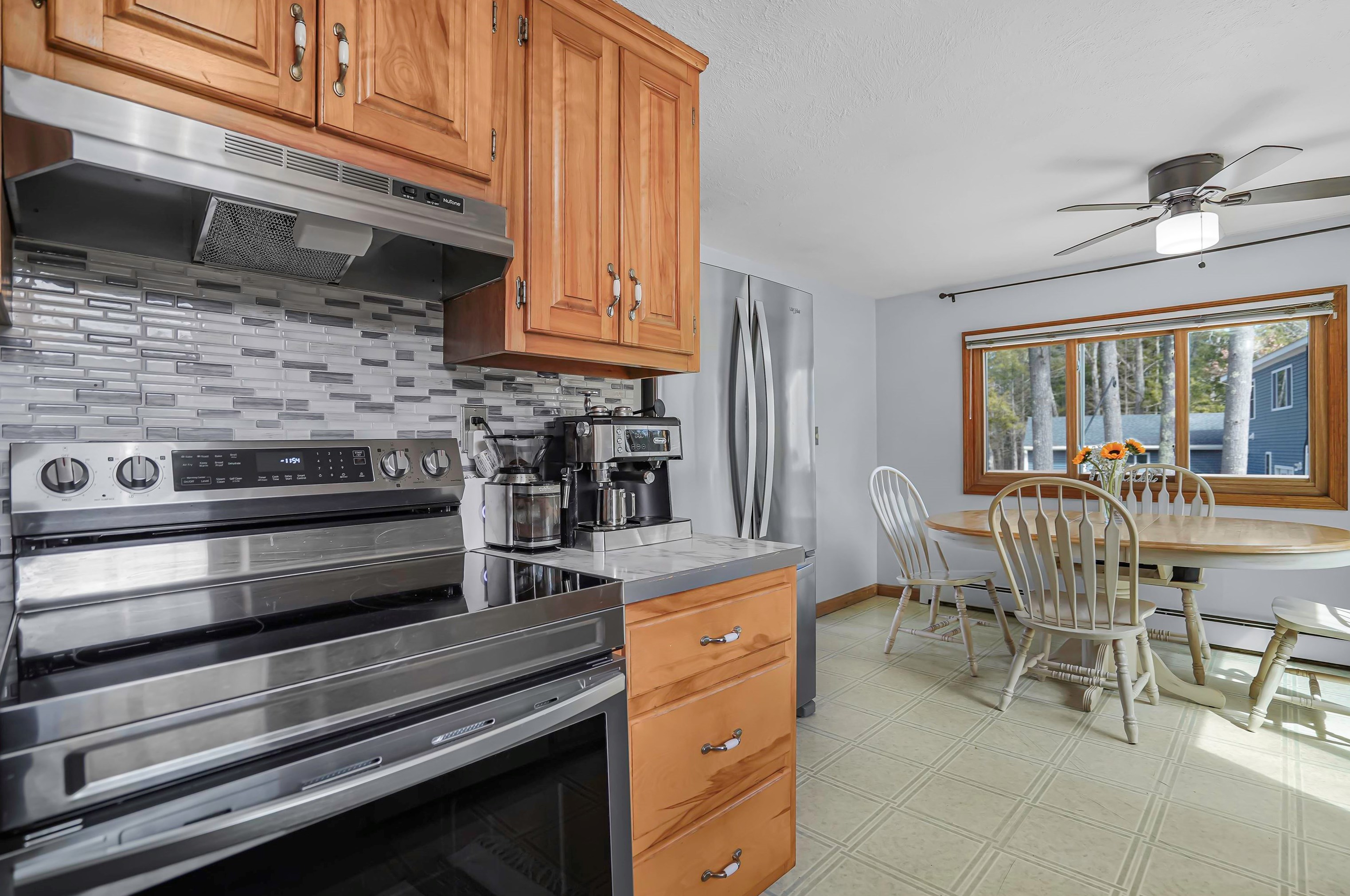 10 Lewis Dr, Deerfield NH  03037-1132 exterior