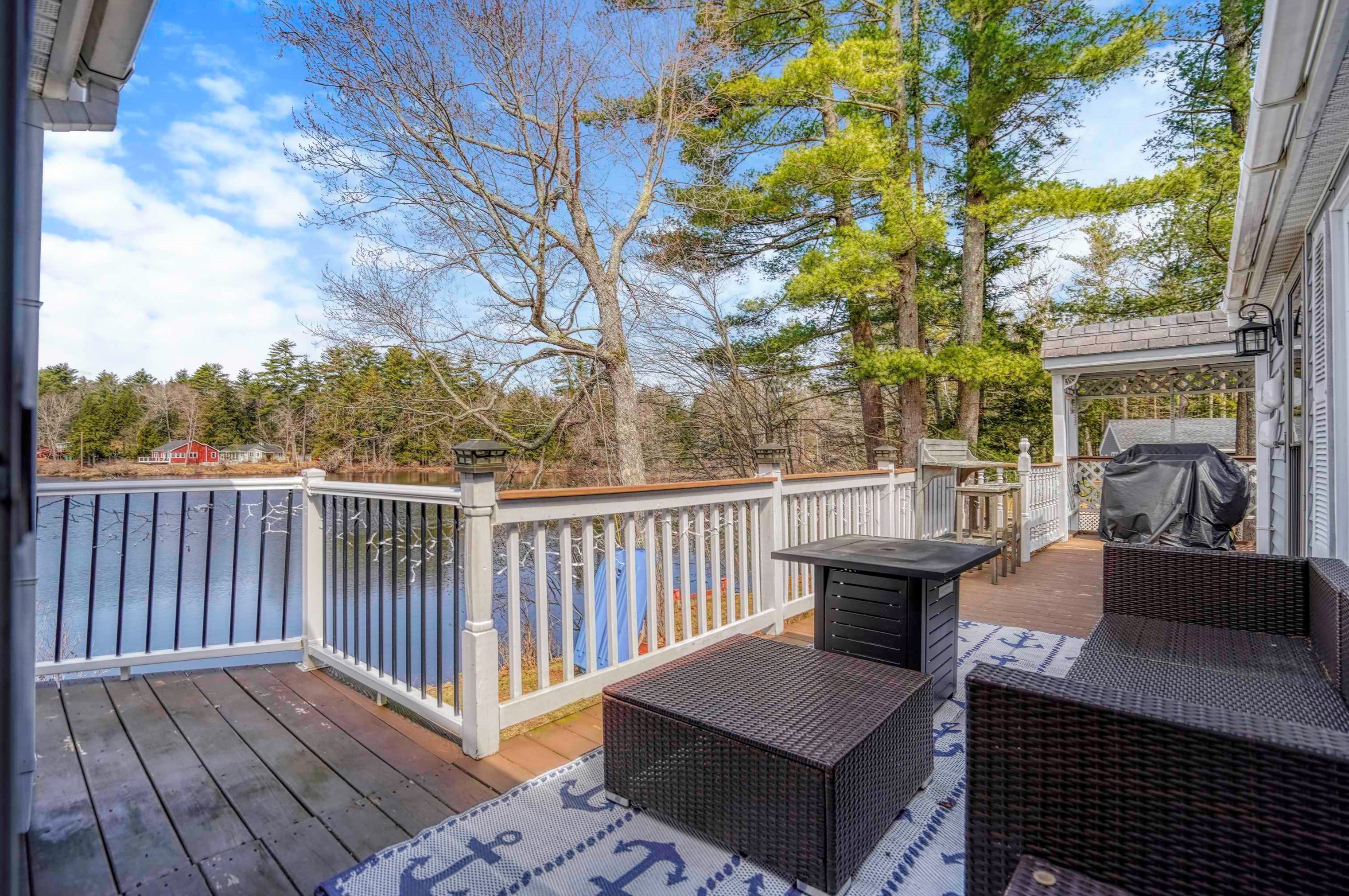 10 Lewis Dr, Deerfield NH  03037-1132 exterior