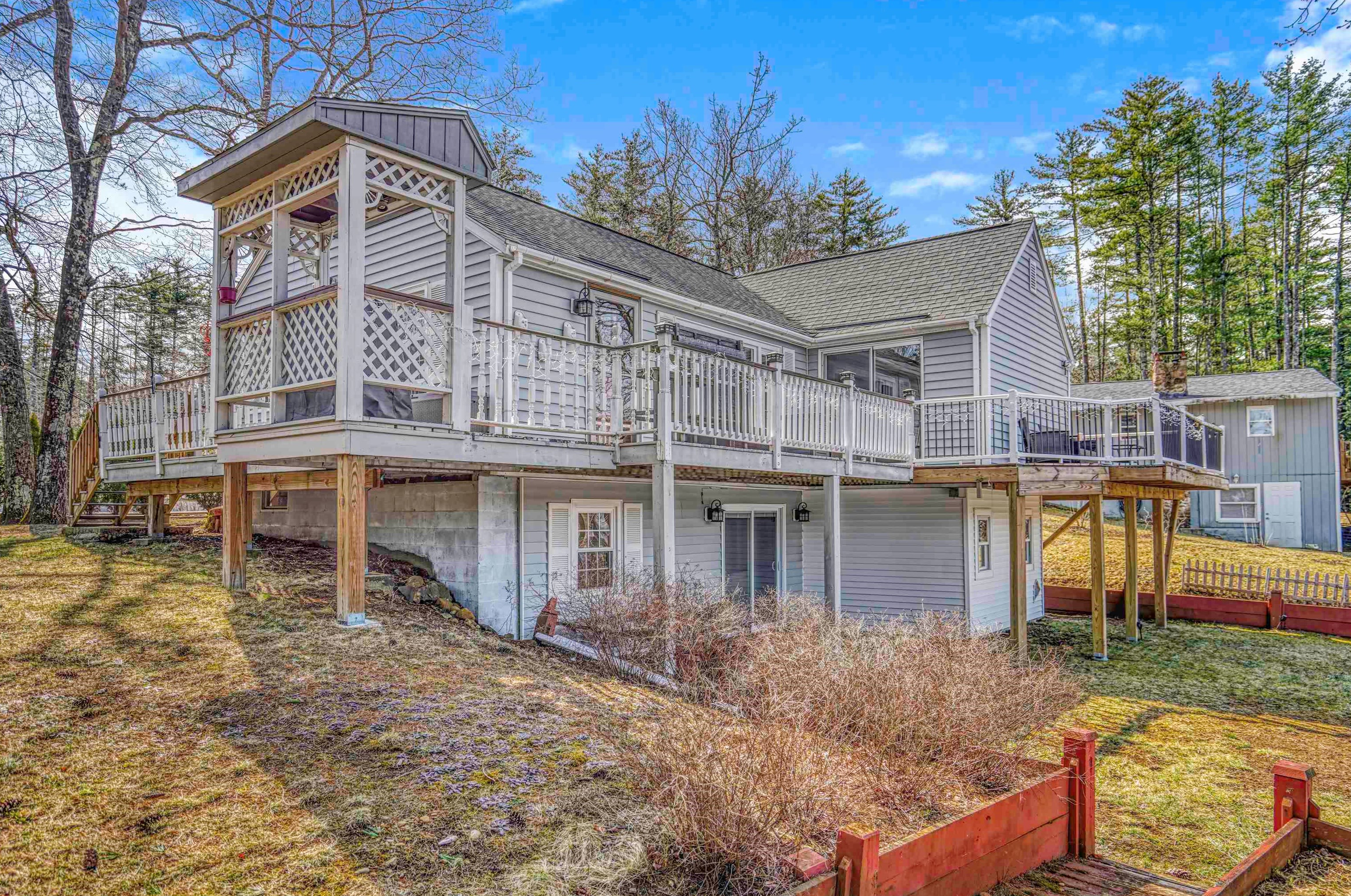 10 Lewis Dr, Deerfield NH  03037-1132 exterior
