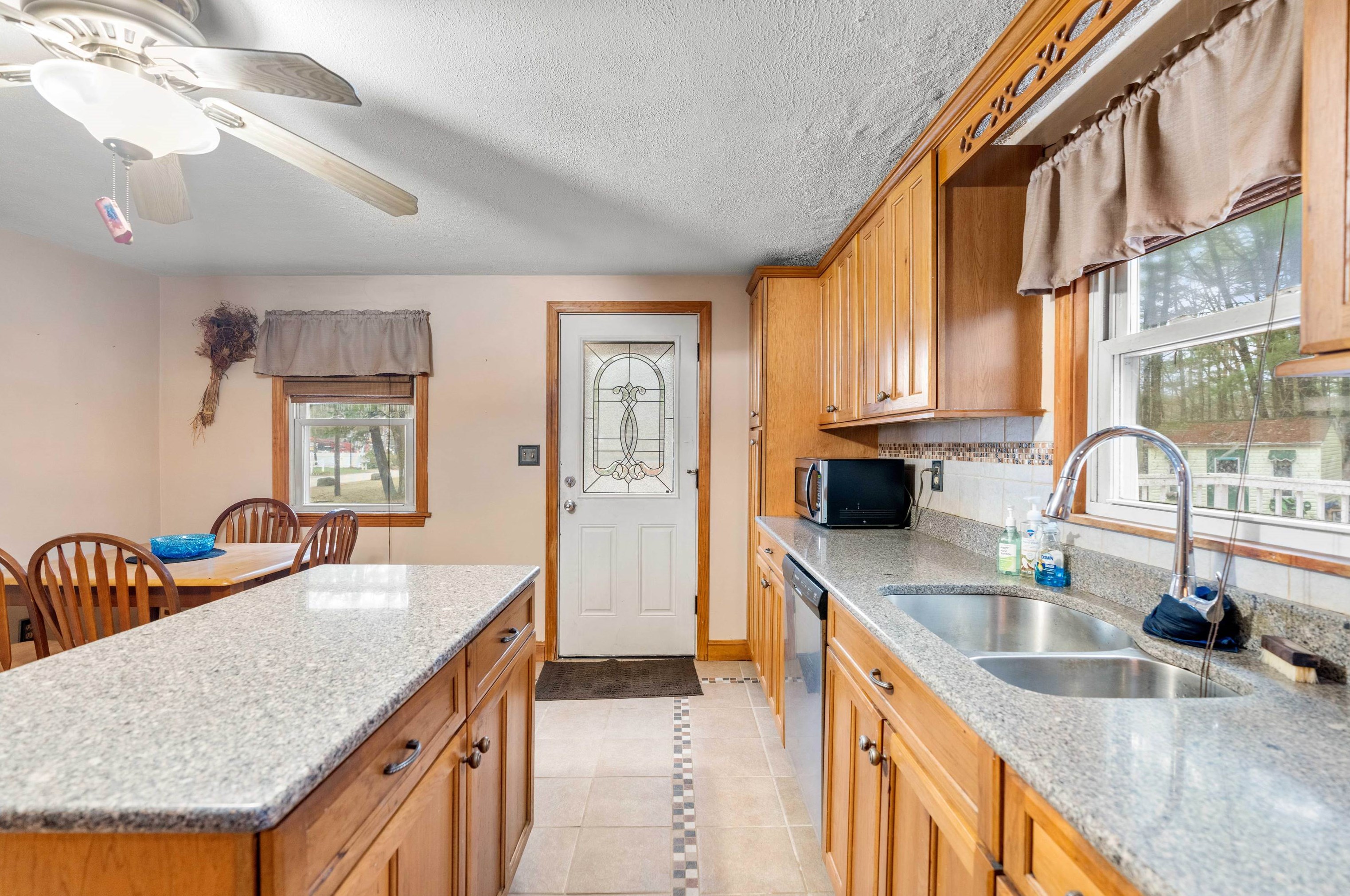 6 Shady Ln, Plaistow NH 03865-2110 exterior