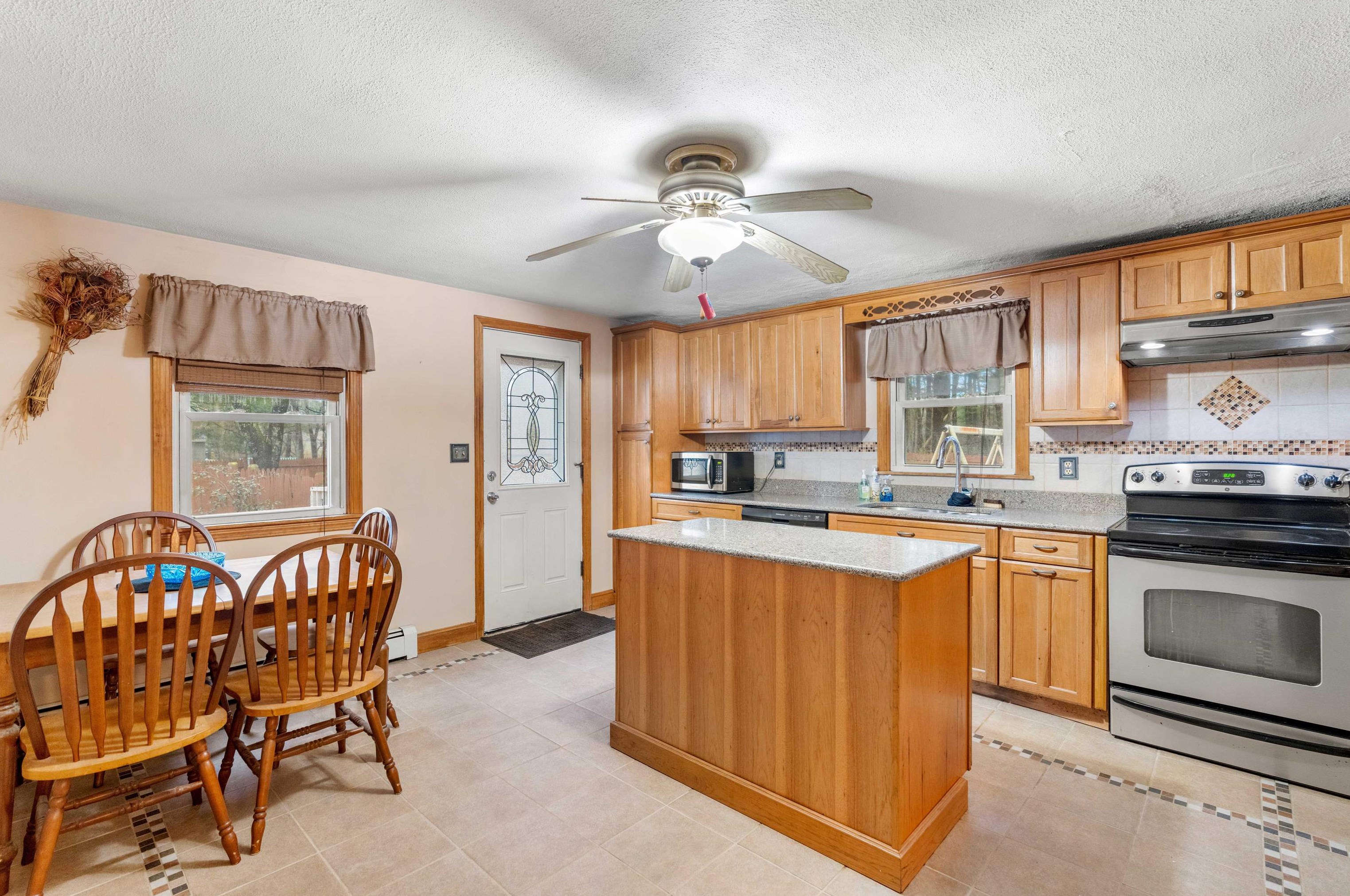 6 Shady Ln, Plaistow NH 03865-2110 exterior