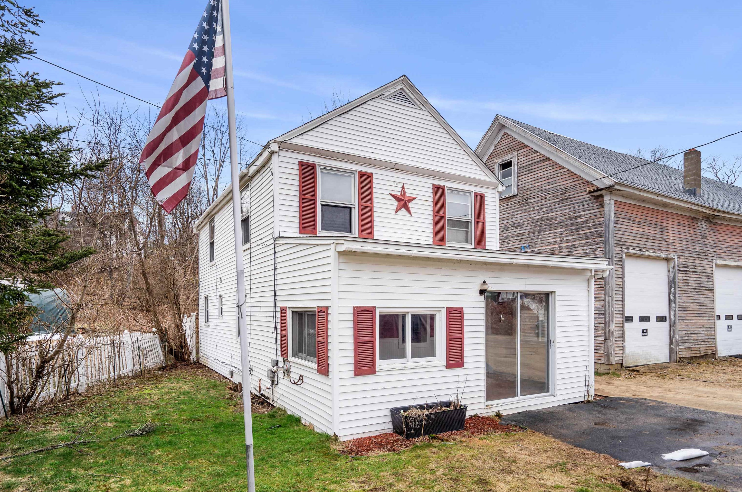 2 Water St, Pittsfield, NH 03263