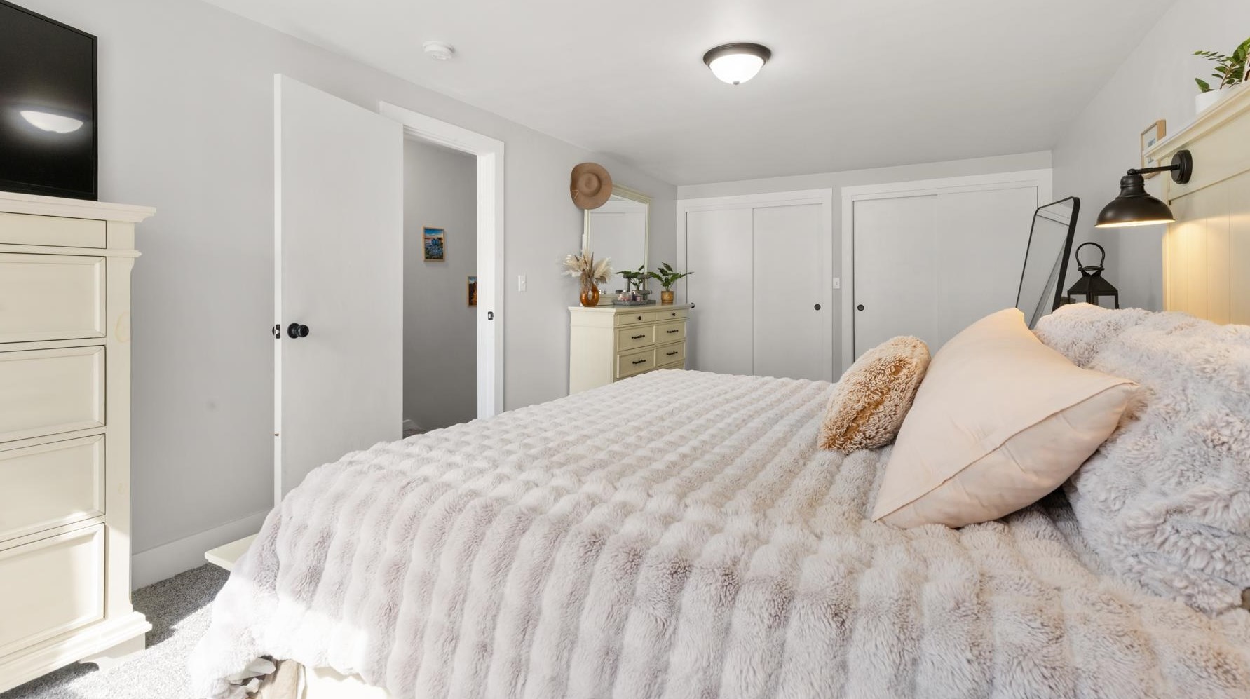 157 Exeter Rd, Newmarket NH  03857-2033 exterior