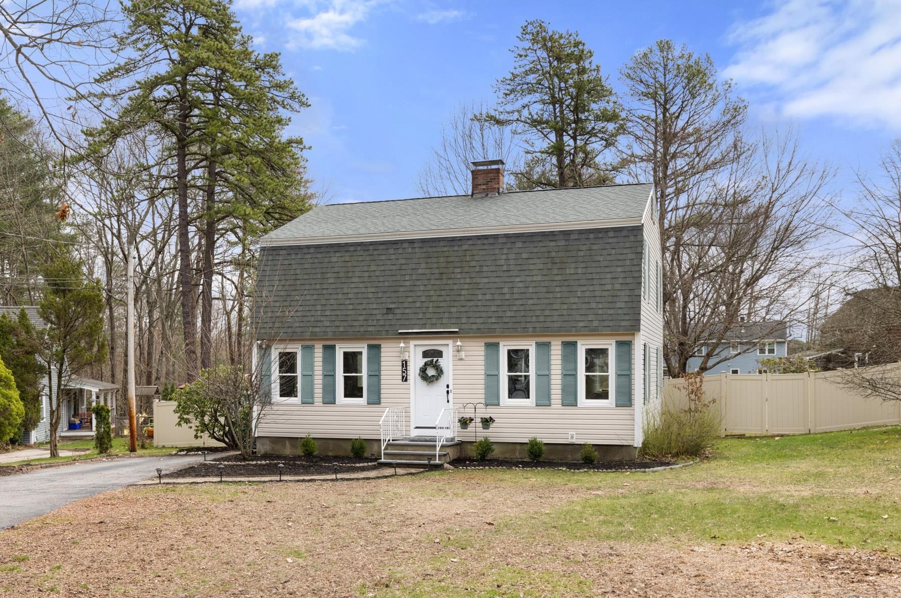 157 Exeter Rd, Newmarket NH  03857-2033 exterior