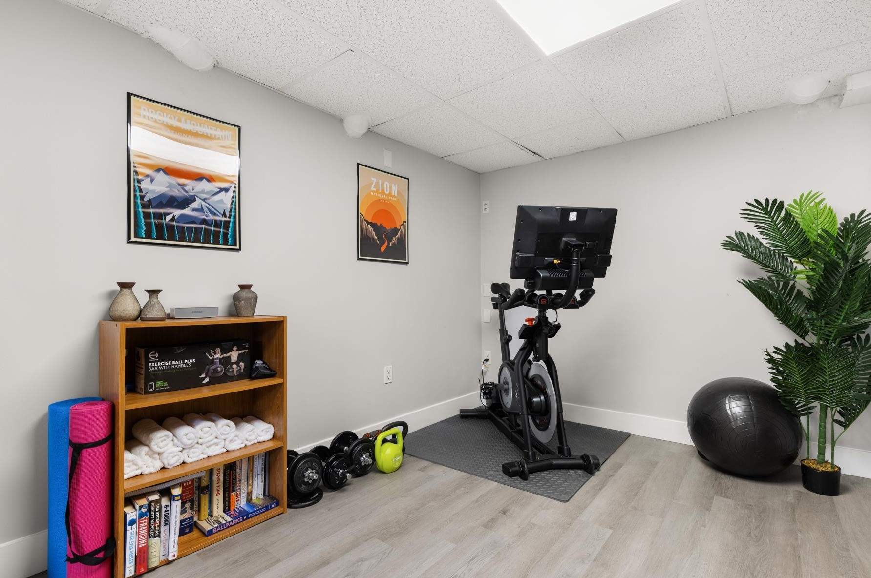 157 Exeter Rd, Newmarket NH  03857-2033 exterior