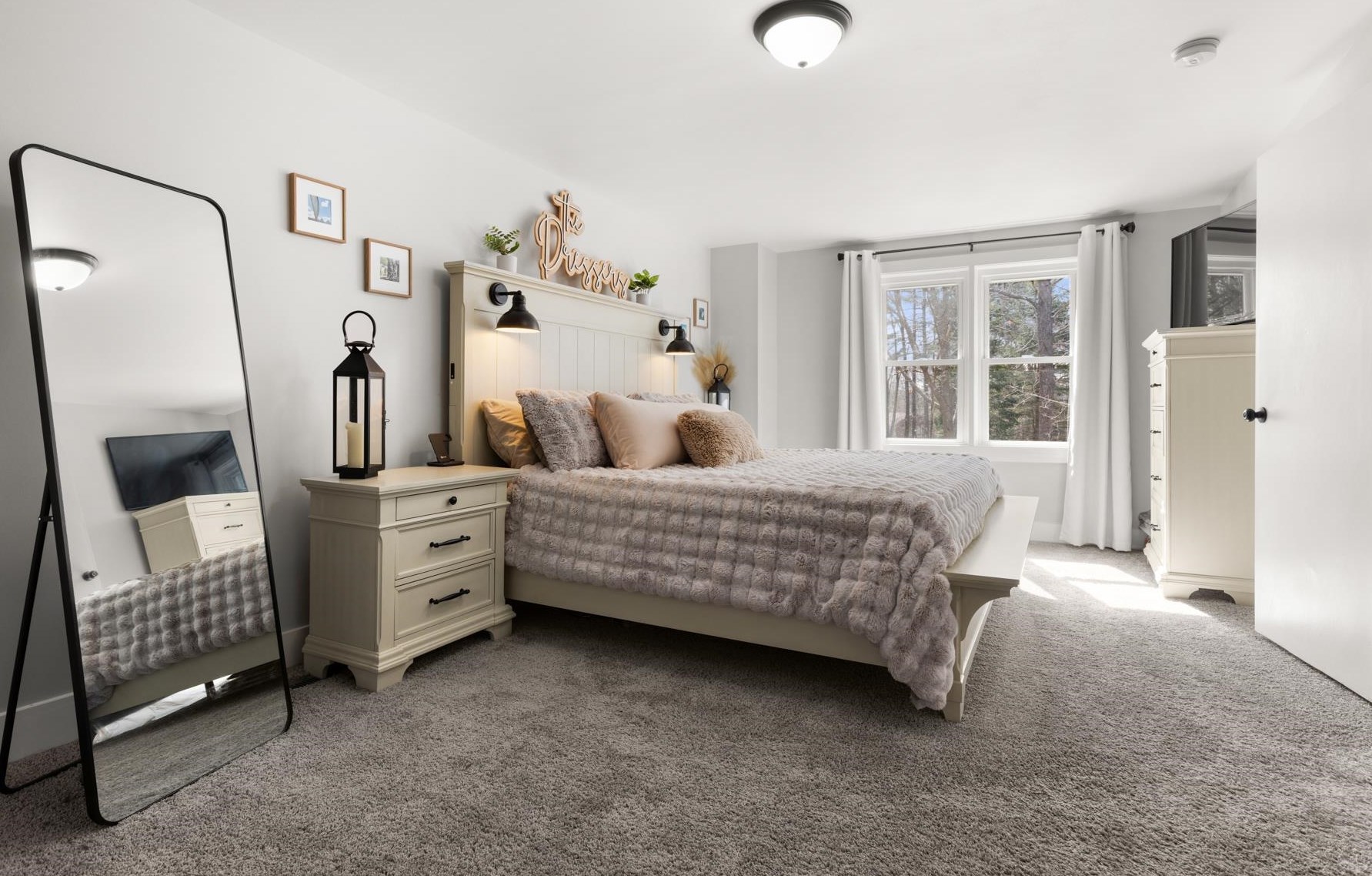 157 Exeter Rd, Newmarket NH  03857-2033 exterior