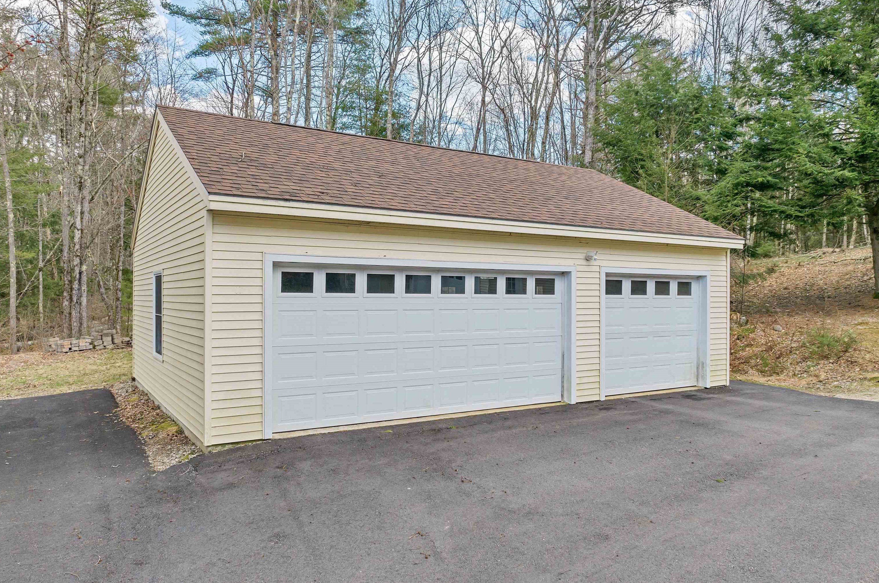 19 Meadow Lark Ln, Chichester NH  03234-4820 exterior