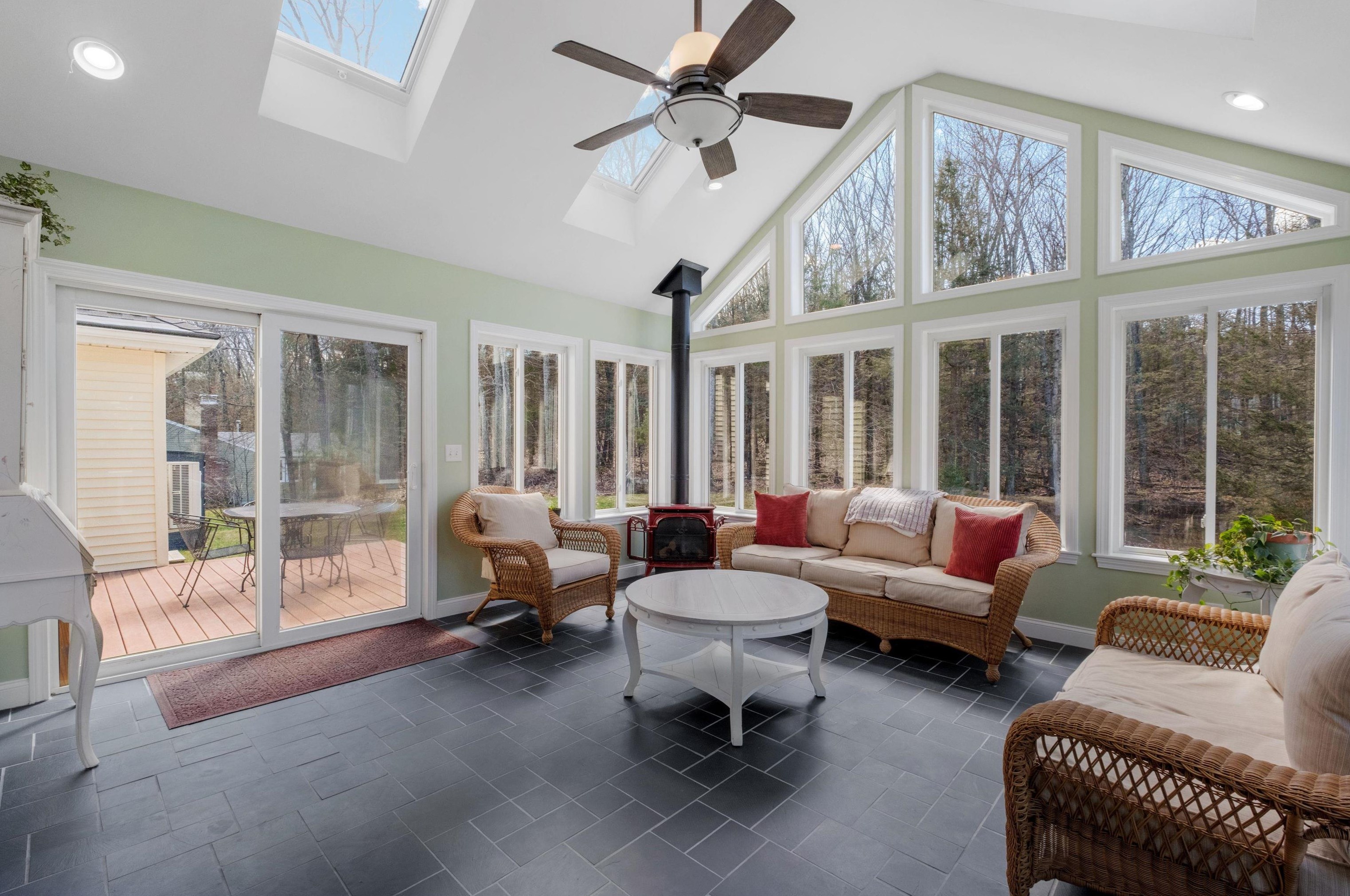 46 Elk Dr, Manchester NH  03110-4621 exterior