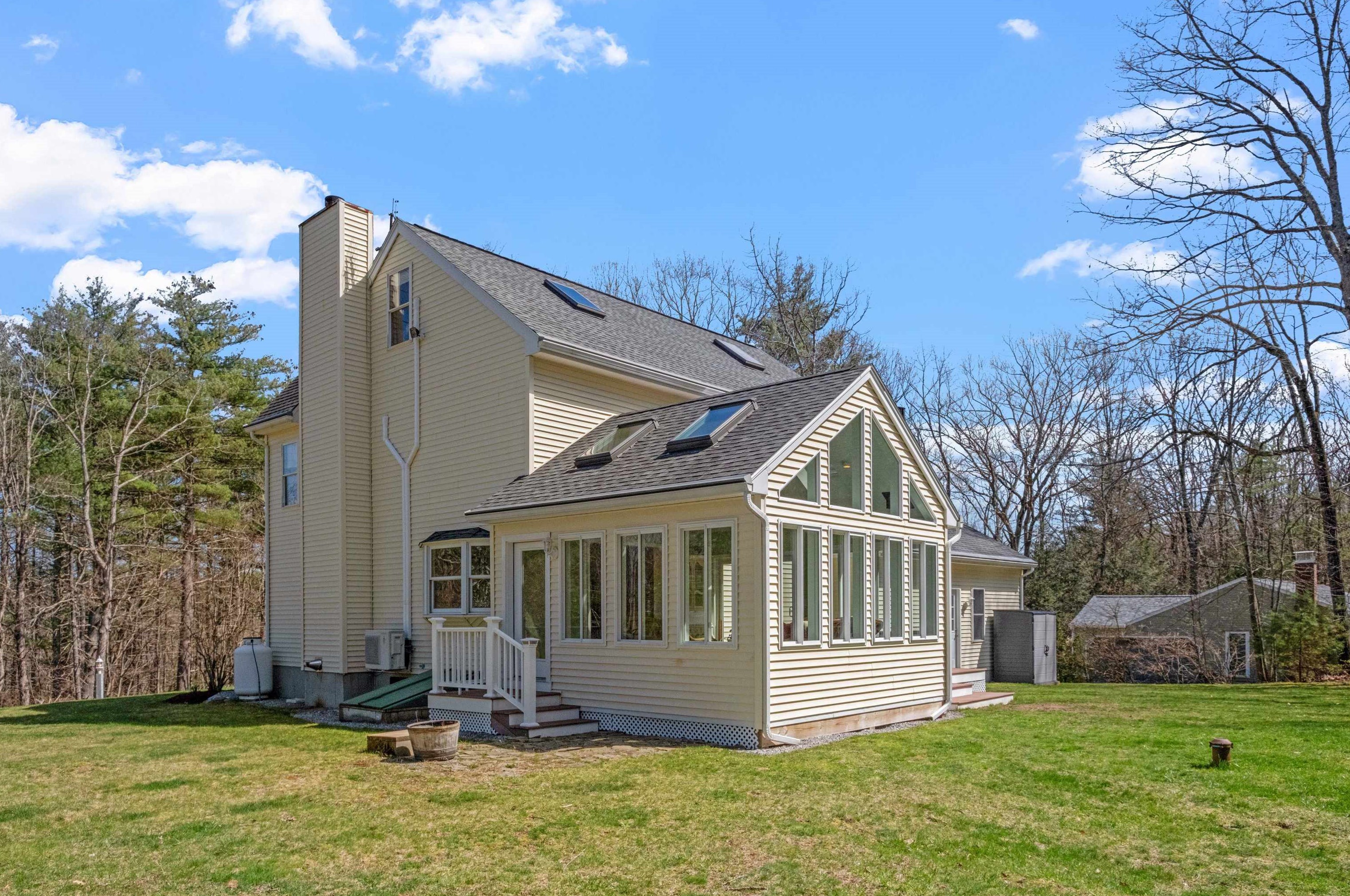46 Elk Dr, Manchester NH  03110-4621 exterior
