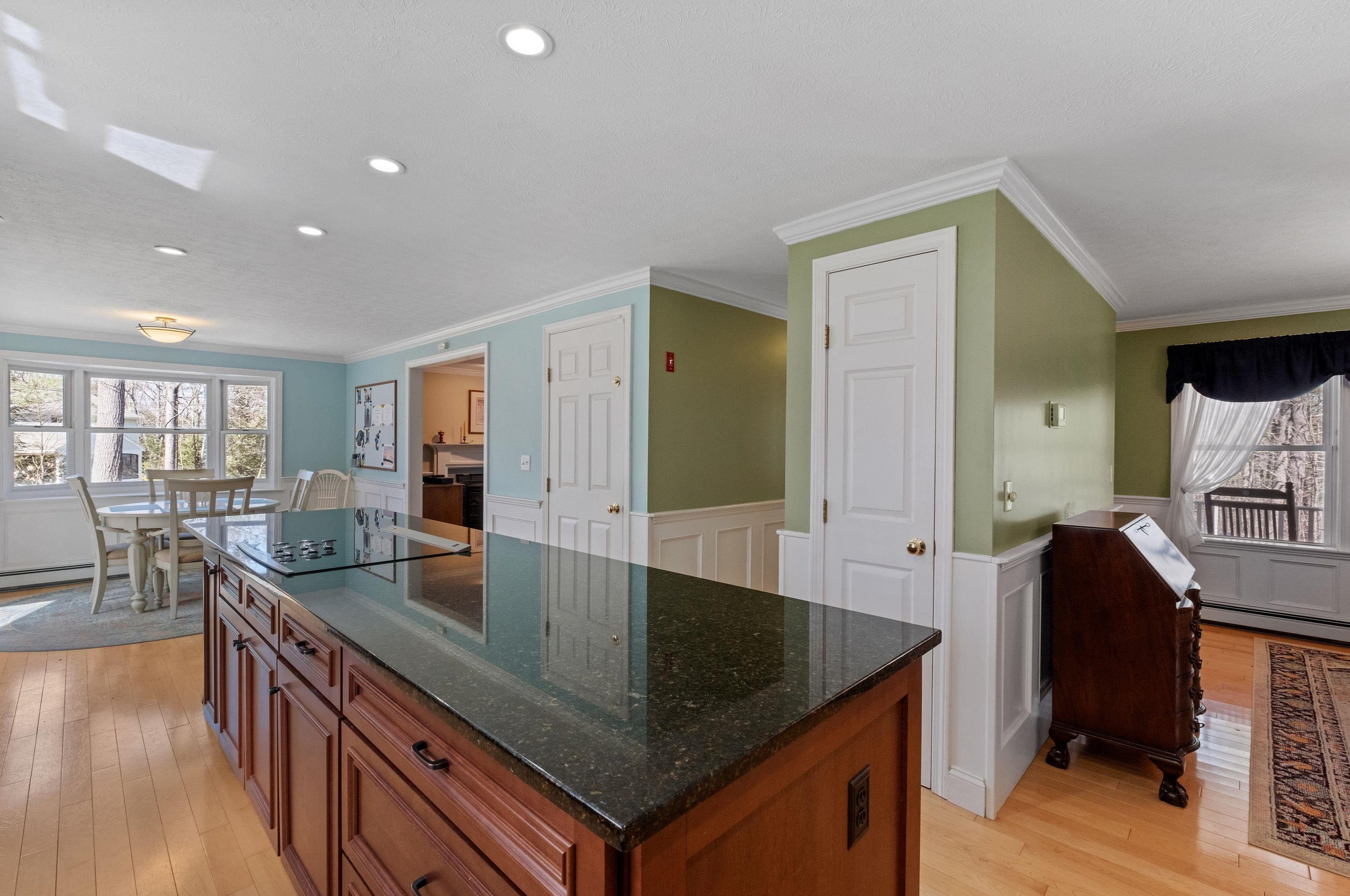 46 Elk Dr, Manchester NH  03110-4621 exterior