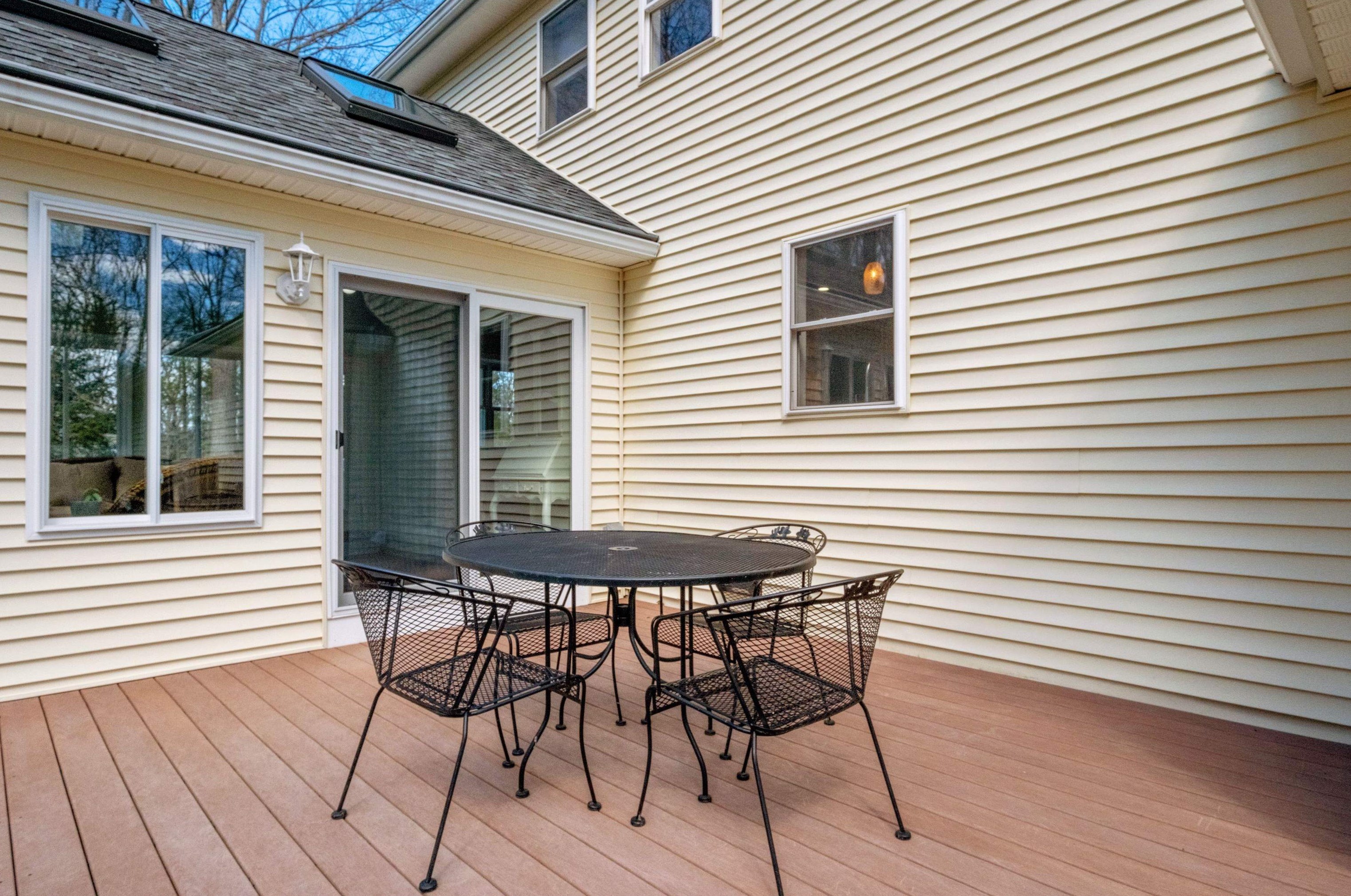 46 Elk Dr, Manchester NH  03110-4621 exterior