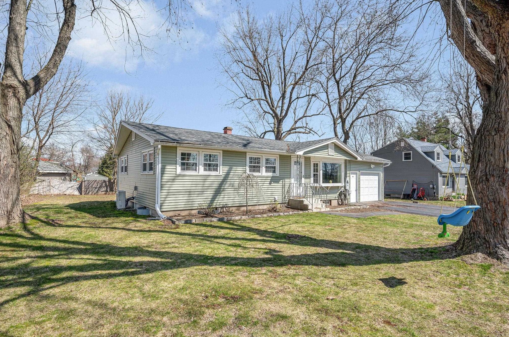 4 Clairmoor Dr, Nashua, NH 03060