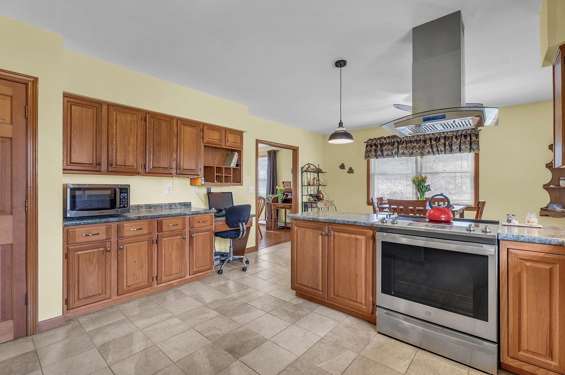 6 Bald Hl Rd, Newmarket NH  03857-2135 exterior