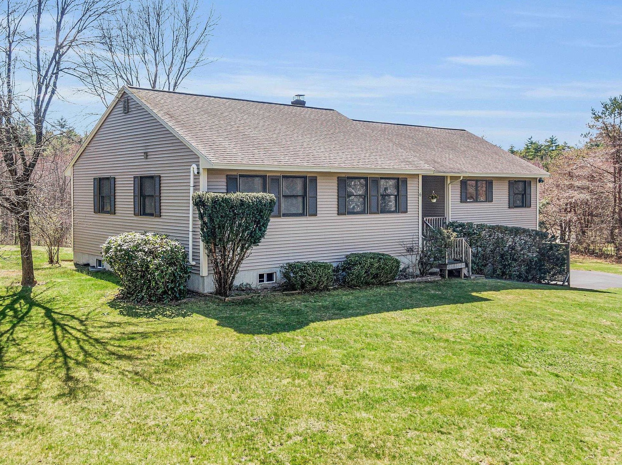 6 Bald Hl Rd, Newmarket NH  03857-2135 exterior