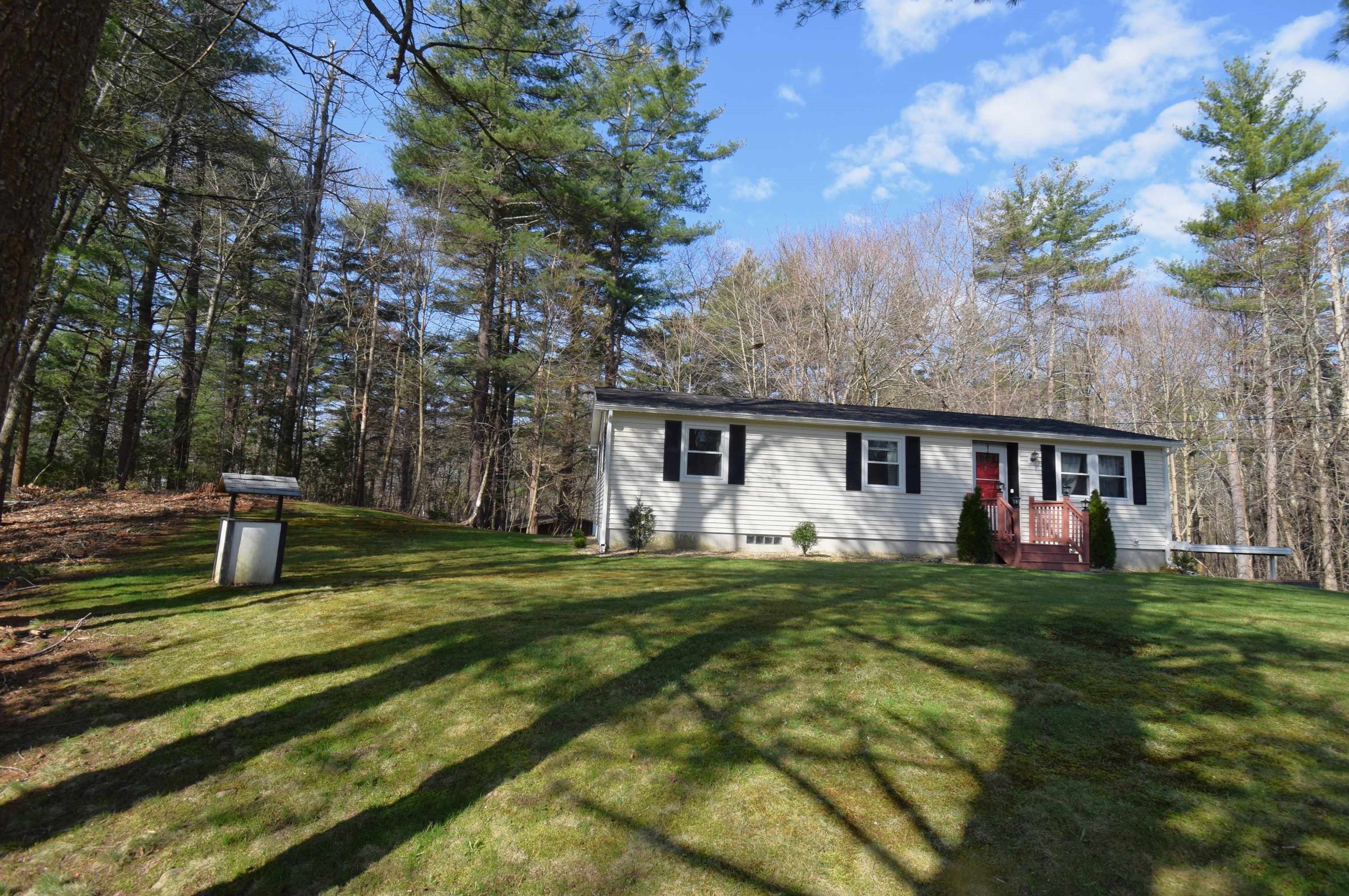 2 Bartlett St, Newton NH  03858-3505 exterior