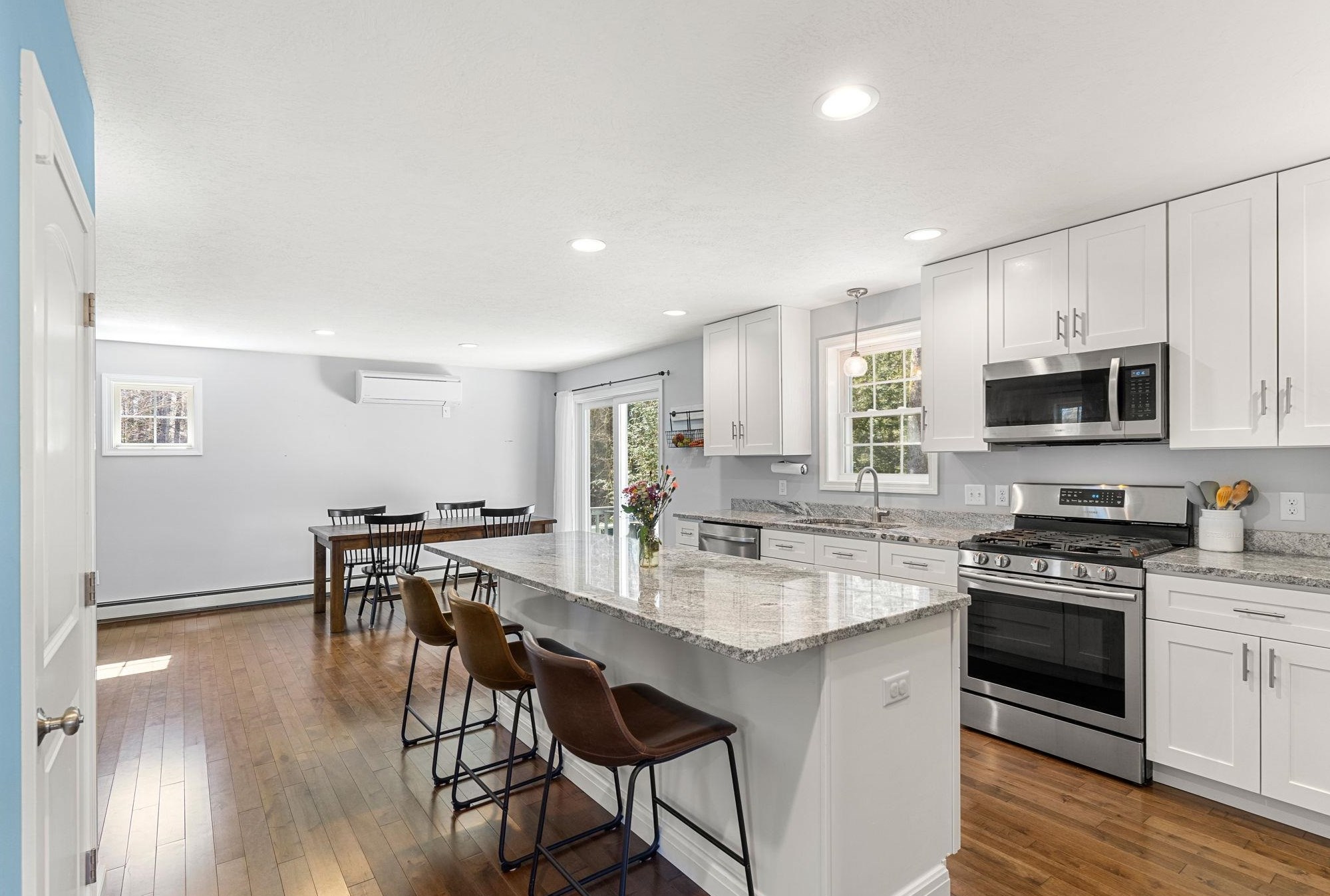 241 Ash Swamp Rd, Newmarket NH  03857-2116 exterior