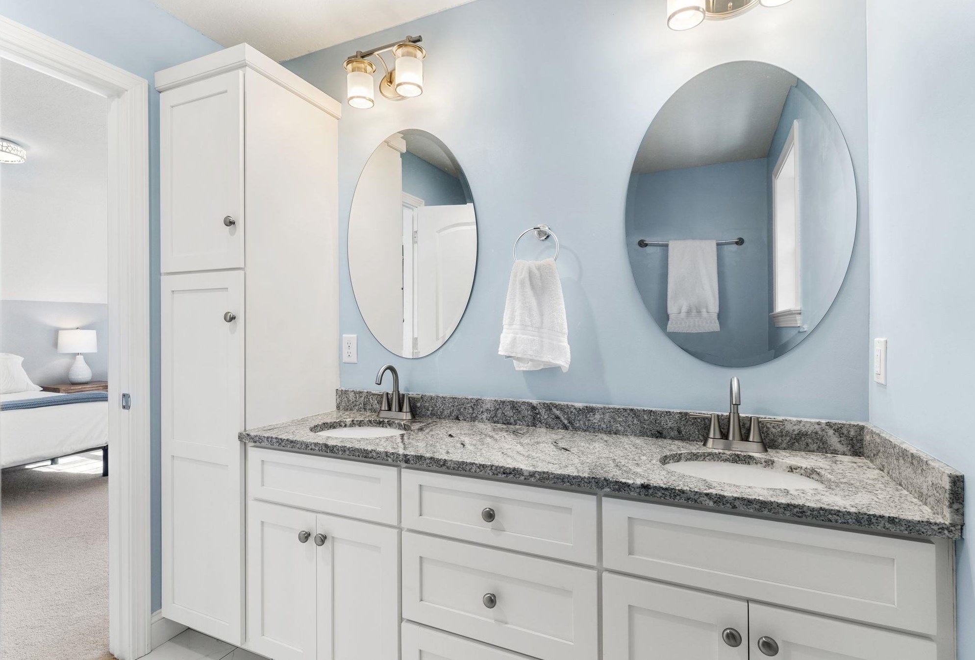 241 Ash Swamp Rd, Newmarket NH  03857-2116 exterior