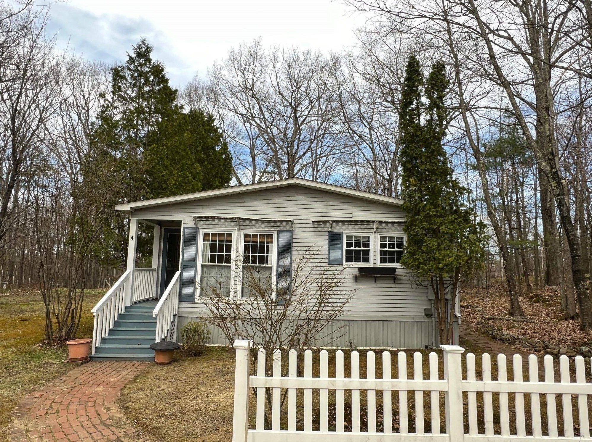 4 Elm Pl, Concord, NH 03307