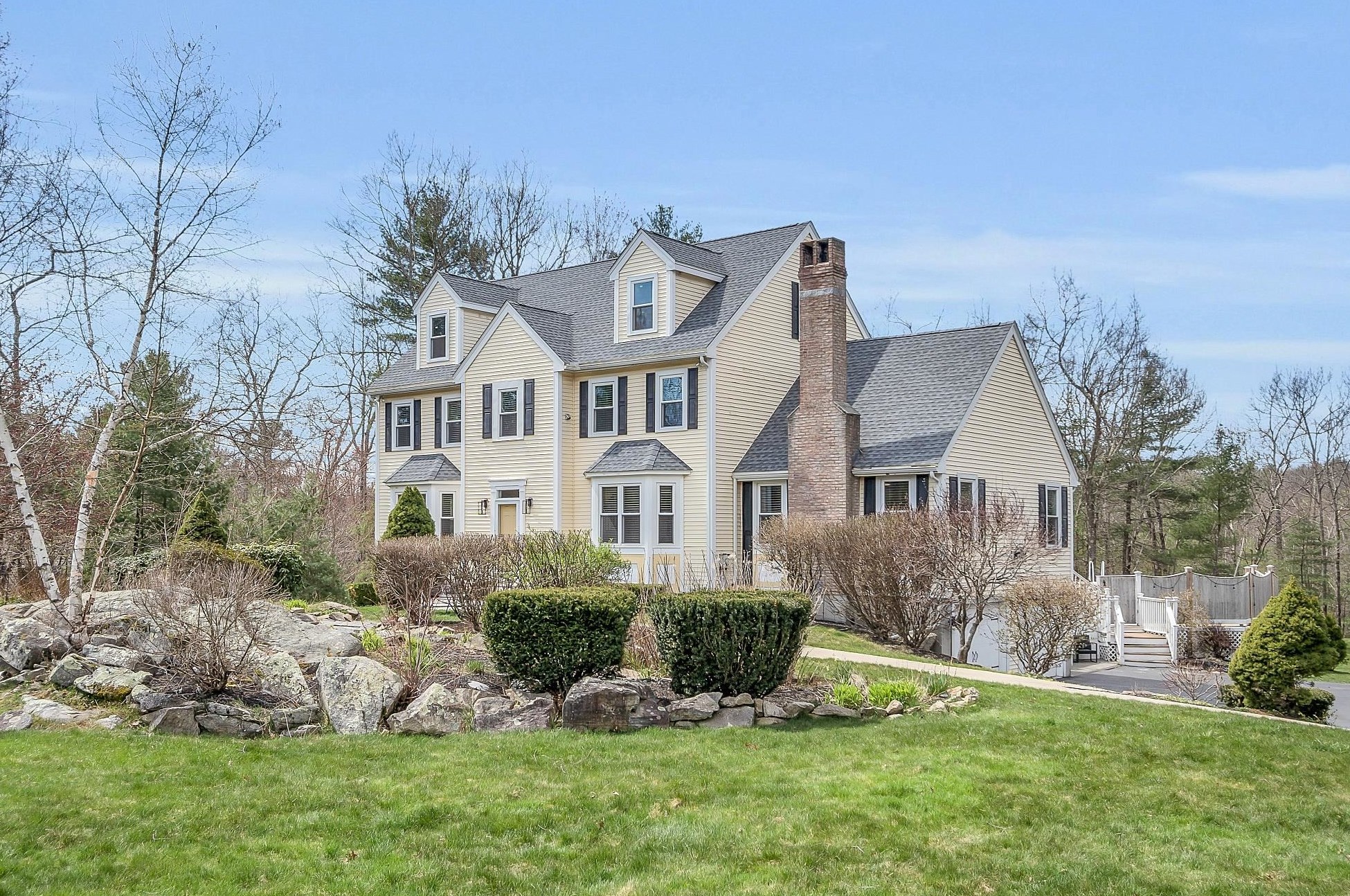 46 Windsor Blvd, Londonderry NH  03053-3622 exterior