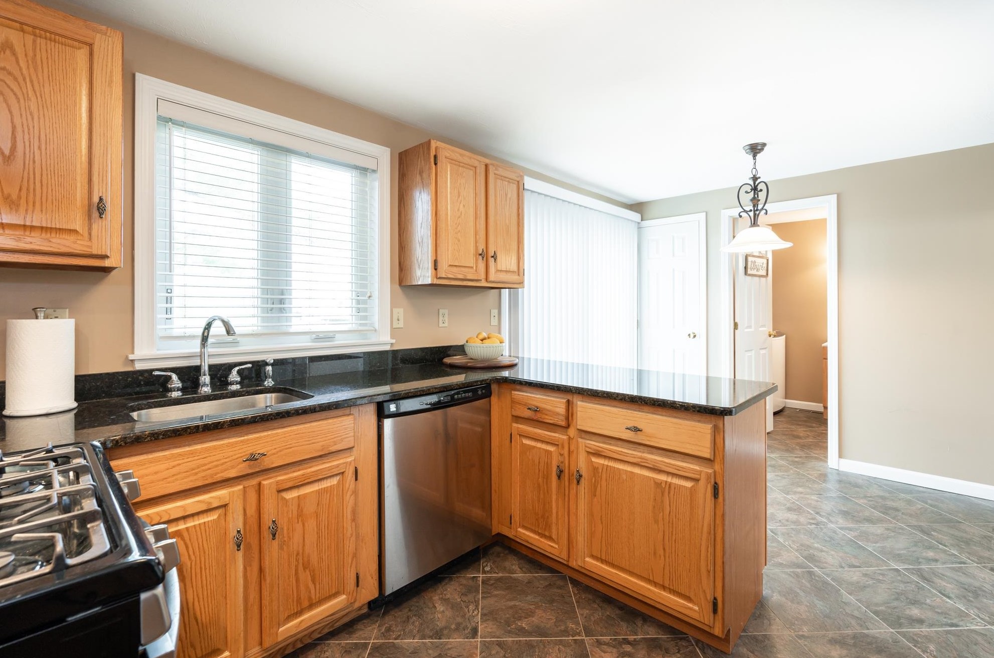 8 Shaker Pl, Nashua NH  03063-2833 exterior