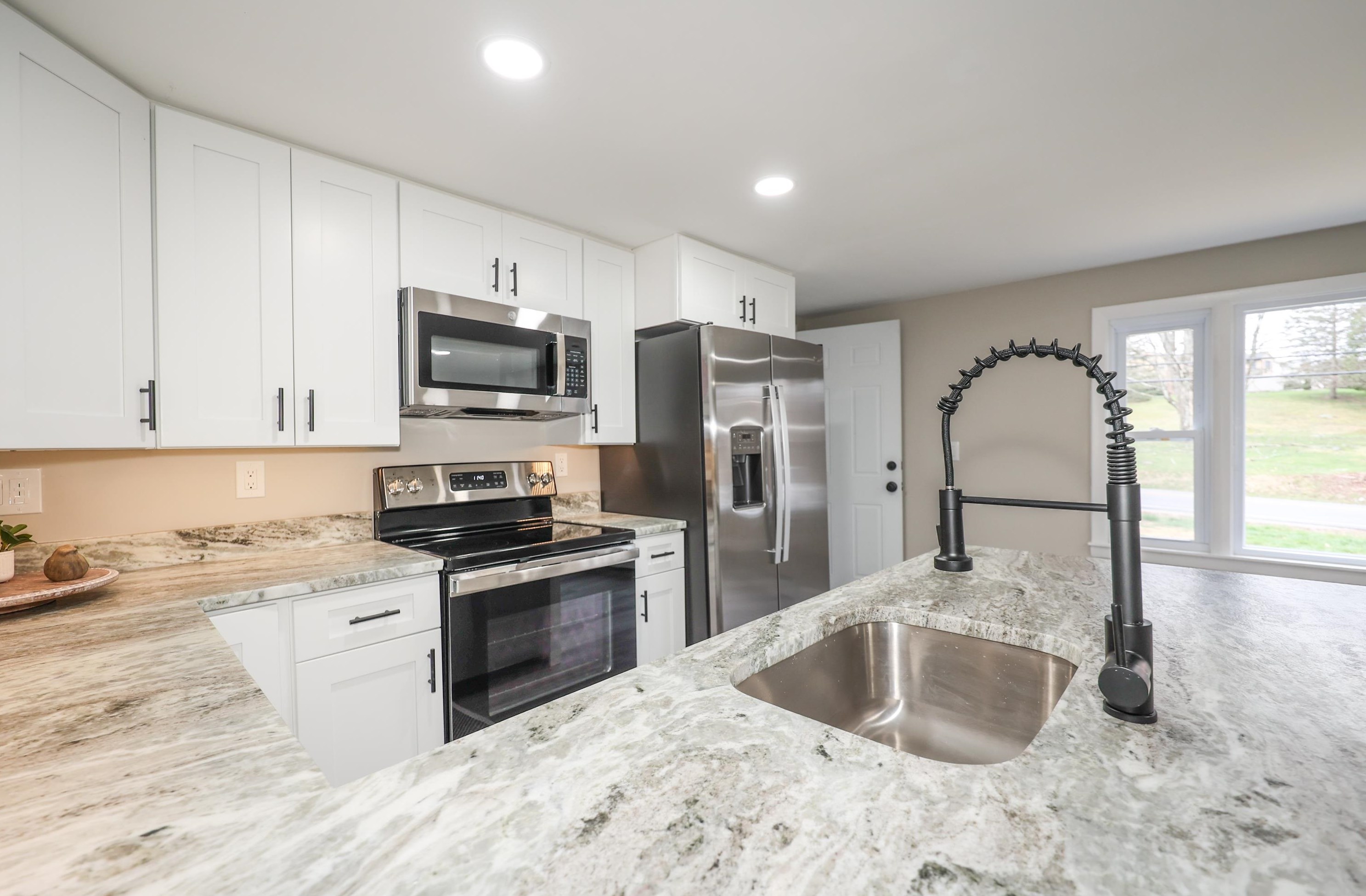 18 Whitehall Rd, Manchester NH  03106-1923 exterior