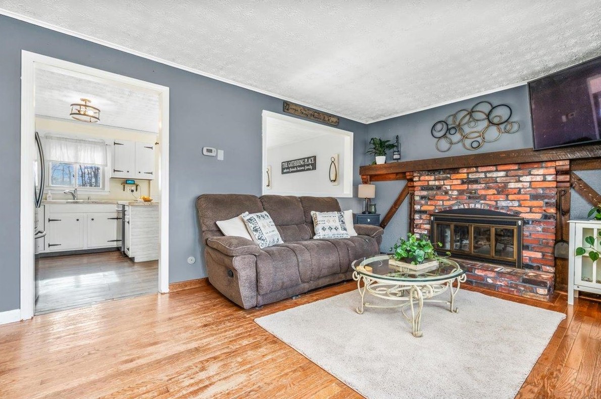 83 Glen Forest Dr, Manchester NH  03109-5024 exterior