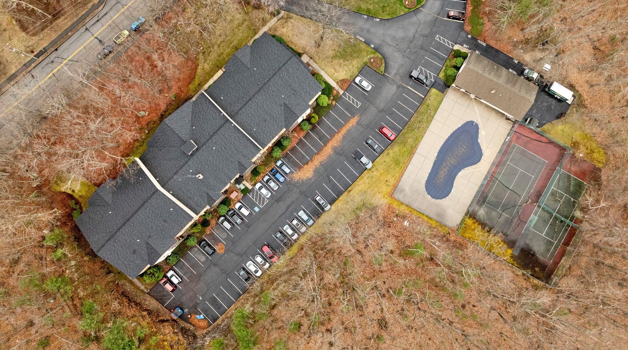 19 Country Club Dr, Manchester NH  03102-8702 exterior