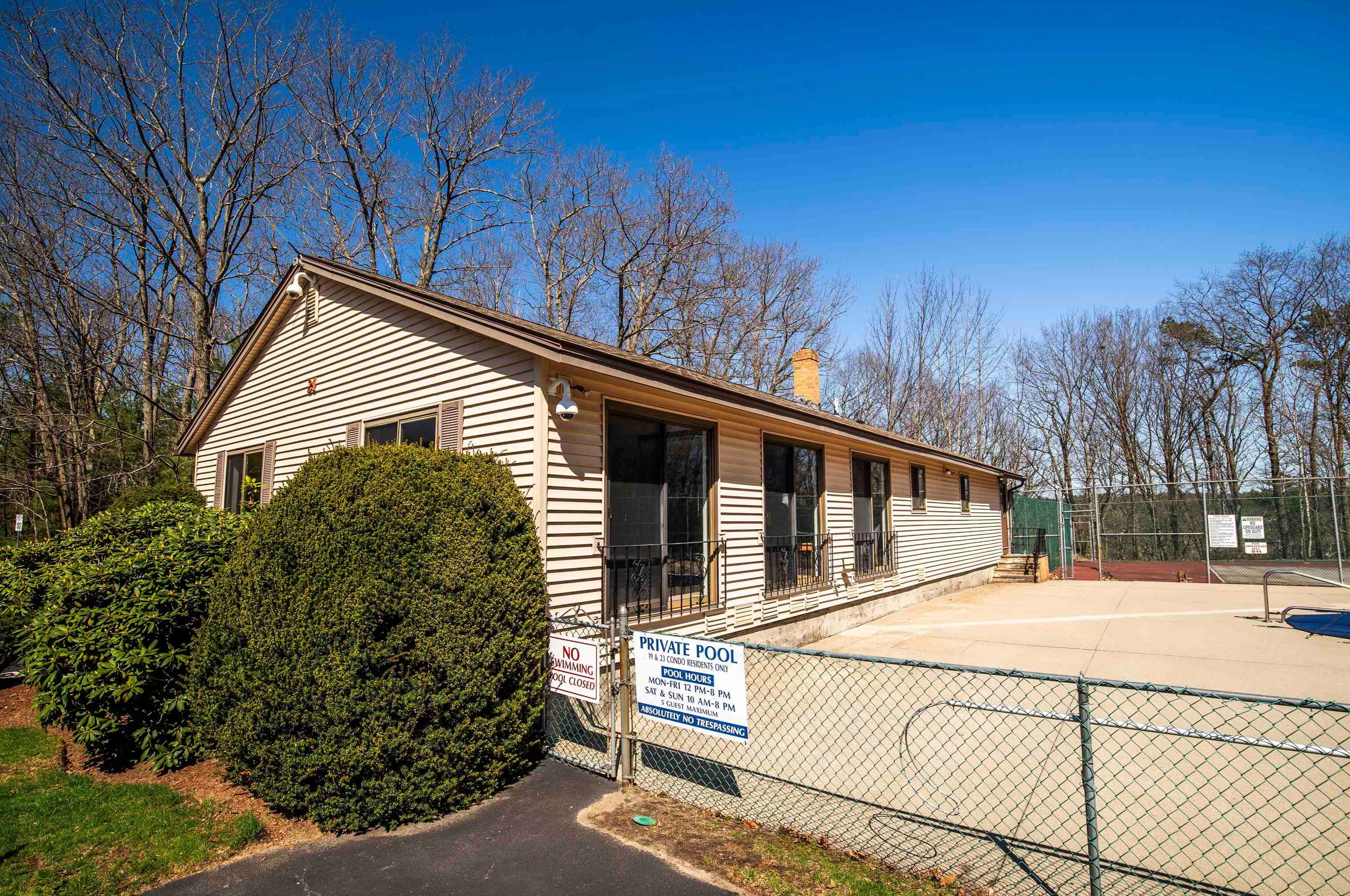 23 Country Club Dr, Manchester NH  03102-8702 exterior