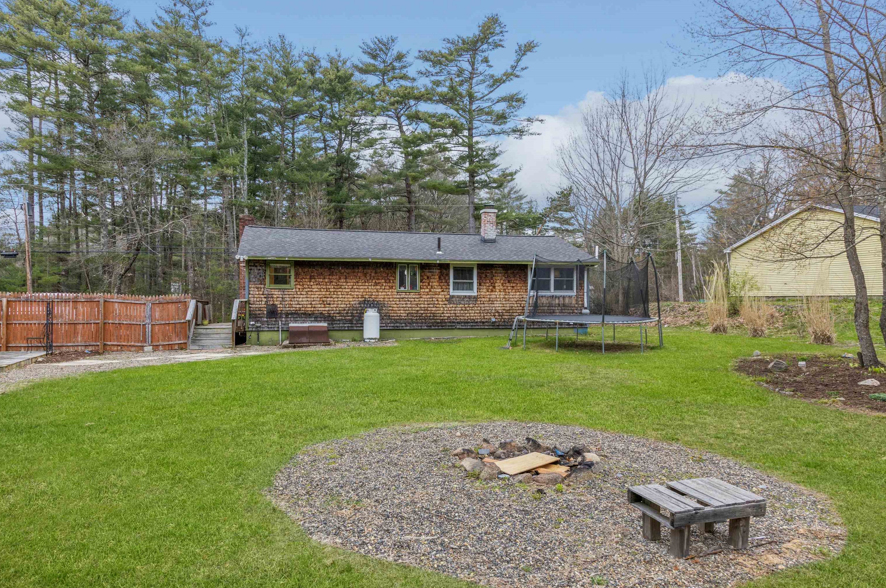 27 Langs Ln, Newmarket, NH 03857-2122